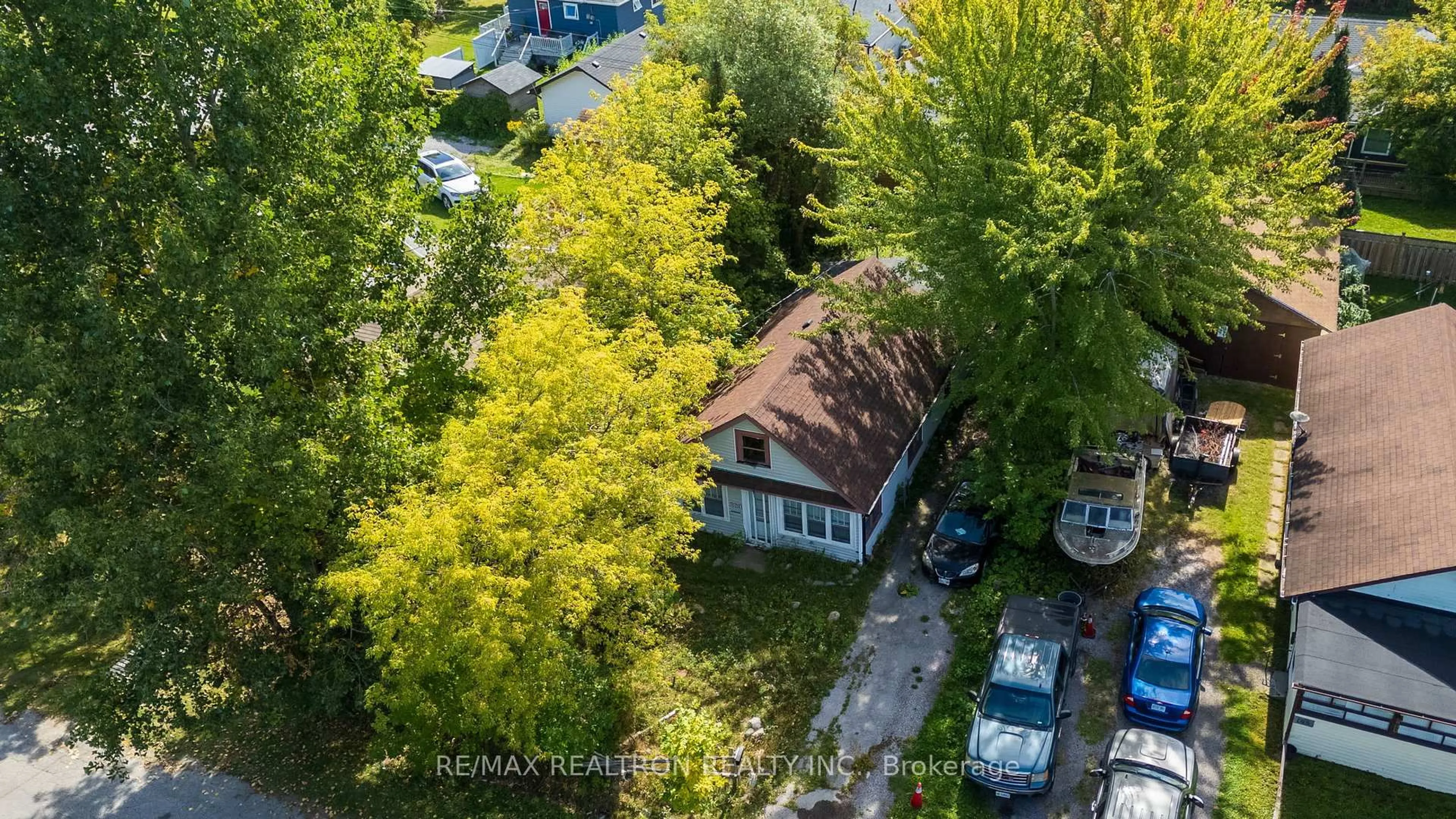 A pic from outside/outdoor area/front of a property/back of a property/a pic from drone, unknown for 183 Beach Rd, Georgina Ontario L4P 2L7