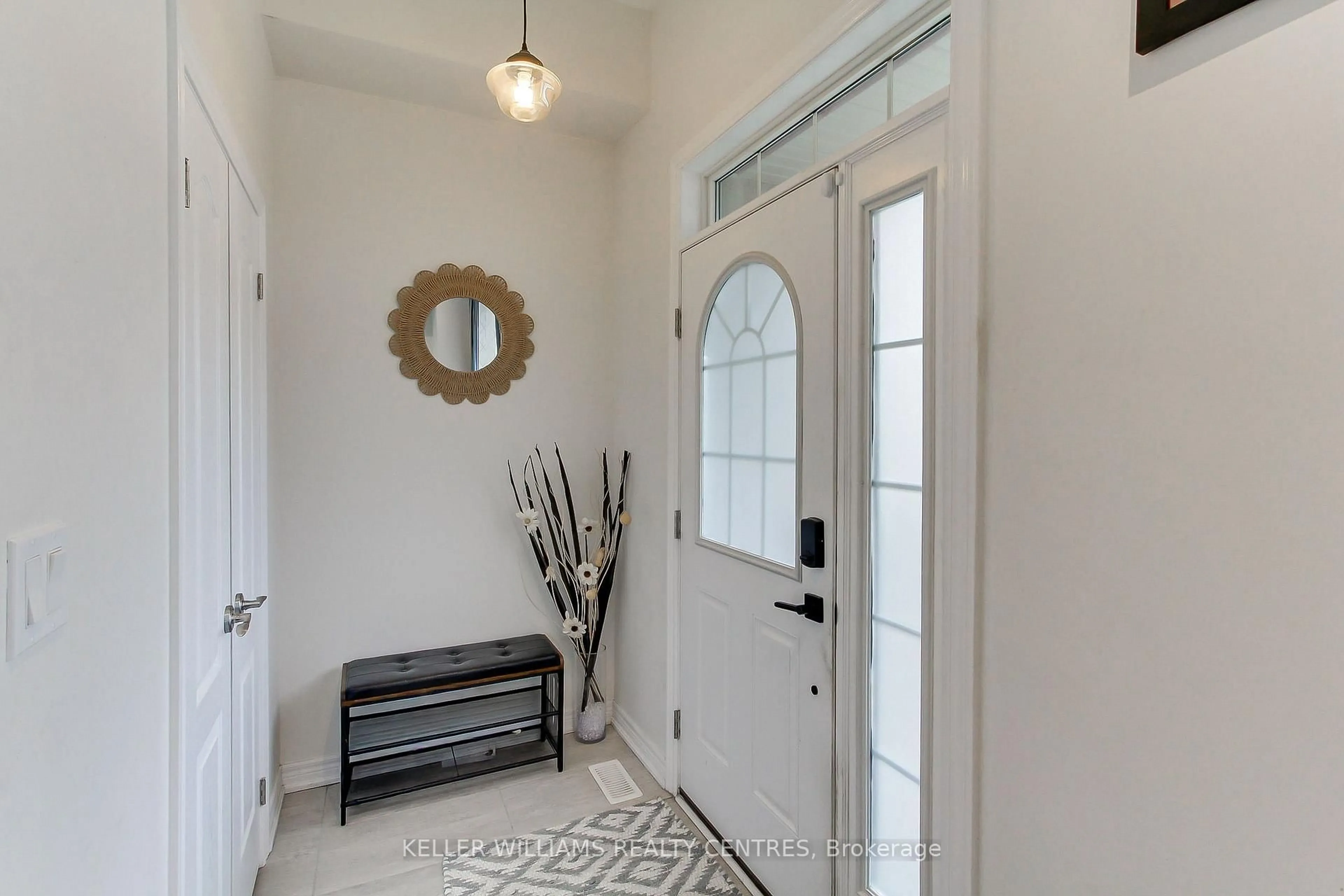 Indoor entryway for 13 Vita Stephanie Crt, Georgina Ontario L0E 1R0