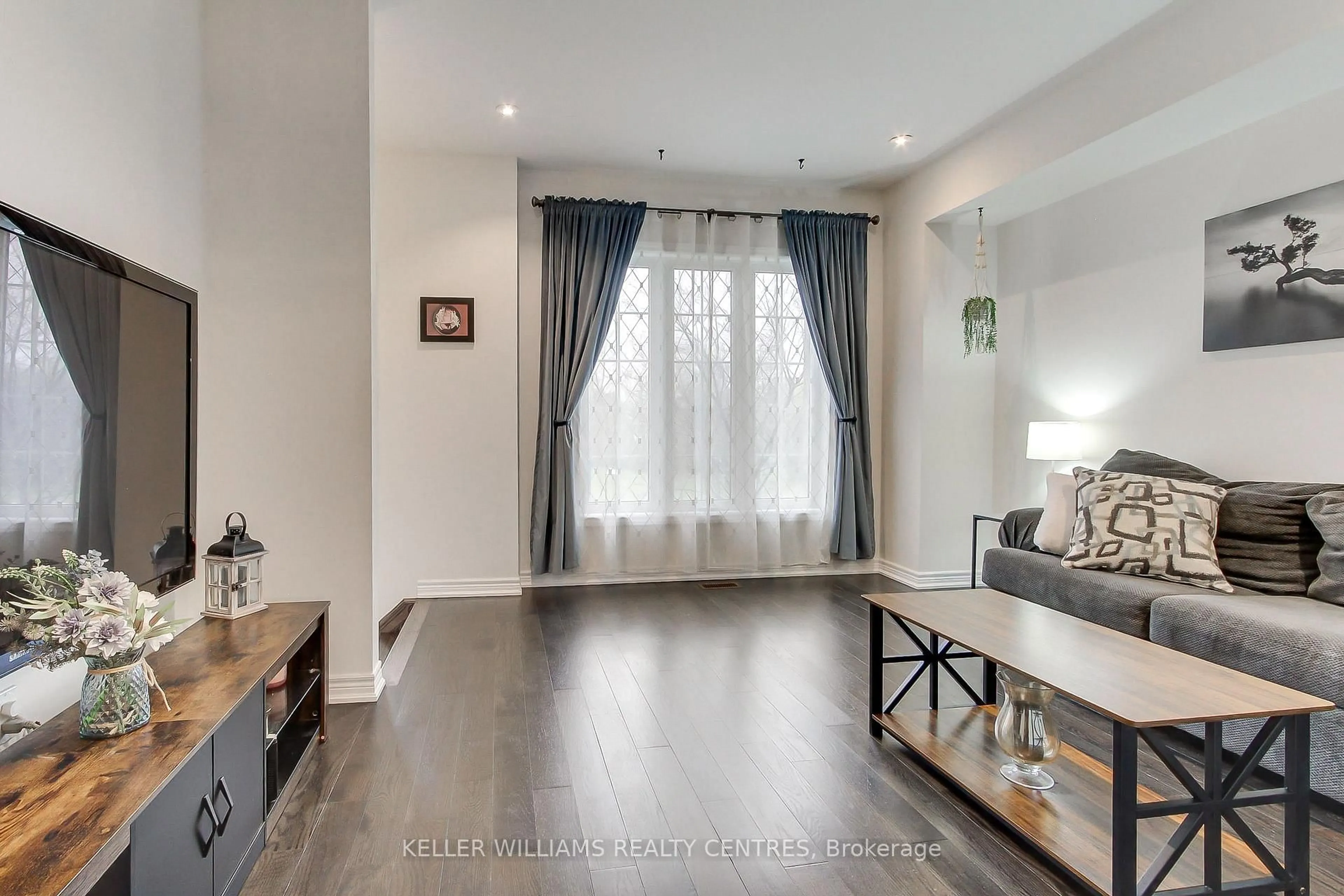 Living room with furniture, unknown for 13 Vita Stephanie Crt, Georgina Ontario L0E 1R0