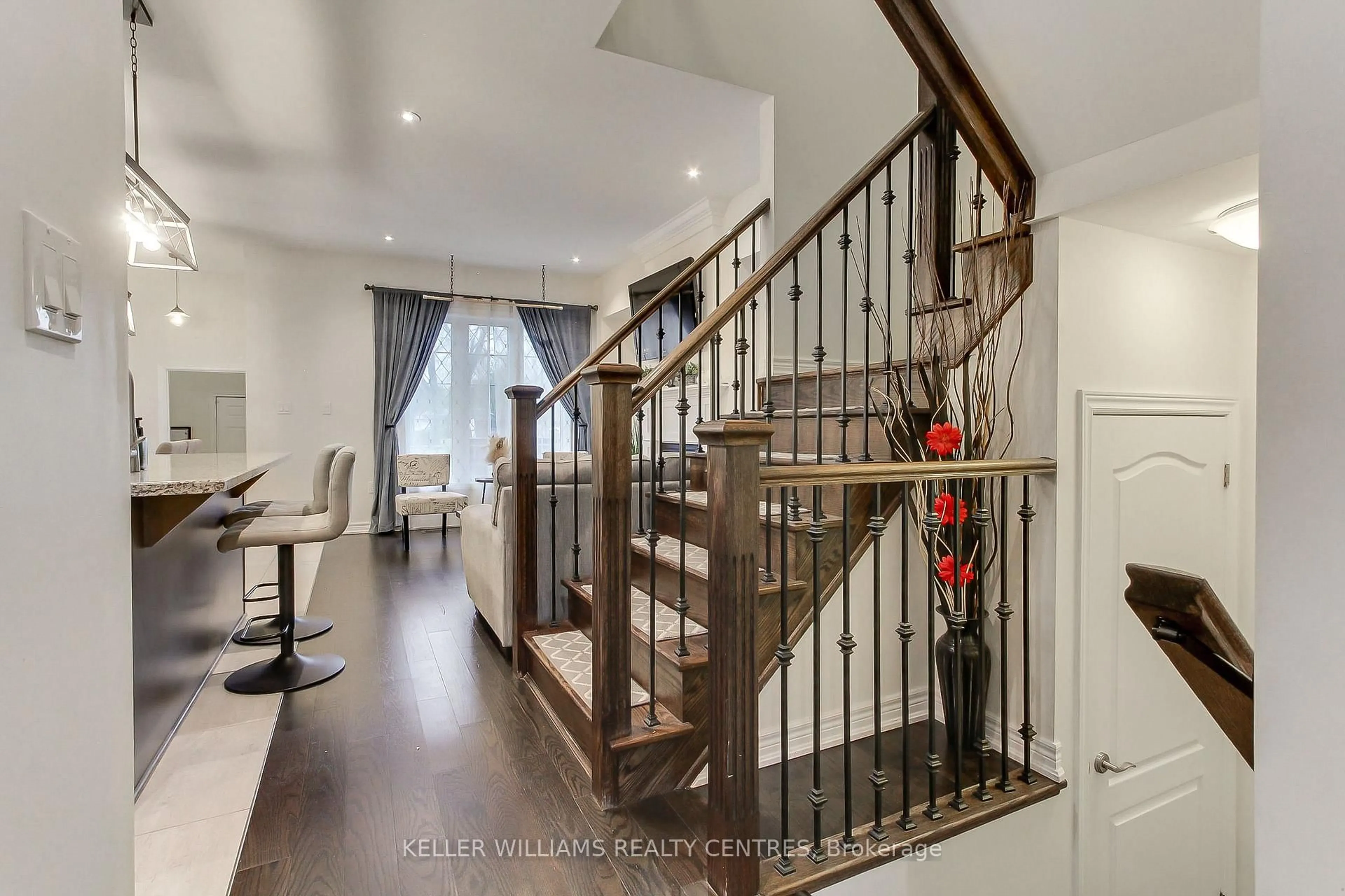 Indoor foyer for 13 Vita Stephanie Crt, Georgina Ontario L0E 1R0