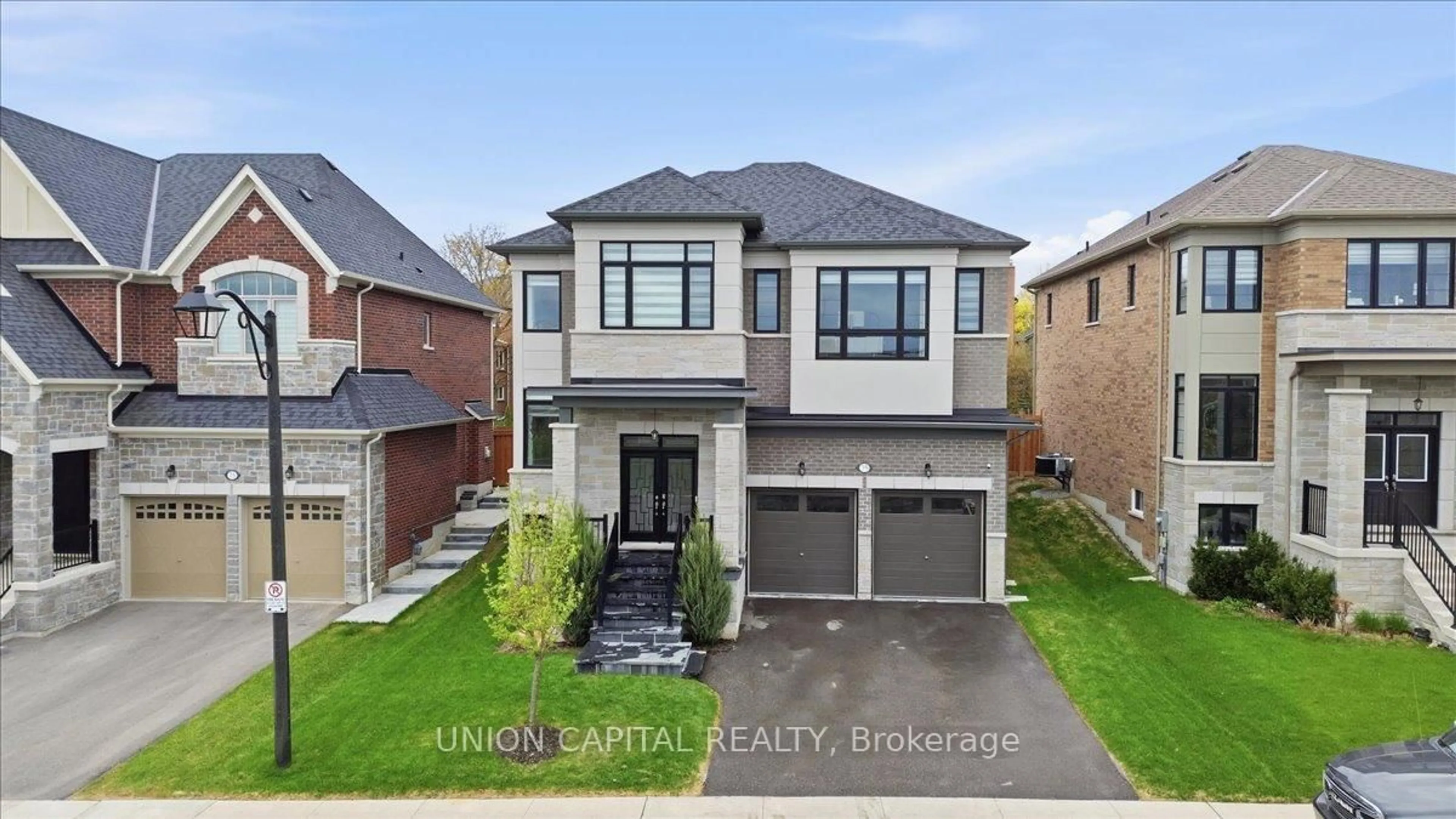 Home with brick exterior material, street for 75 Bethpage Cres, Newmarket Ontario L3X 1B8