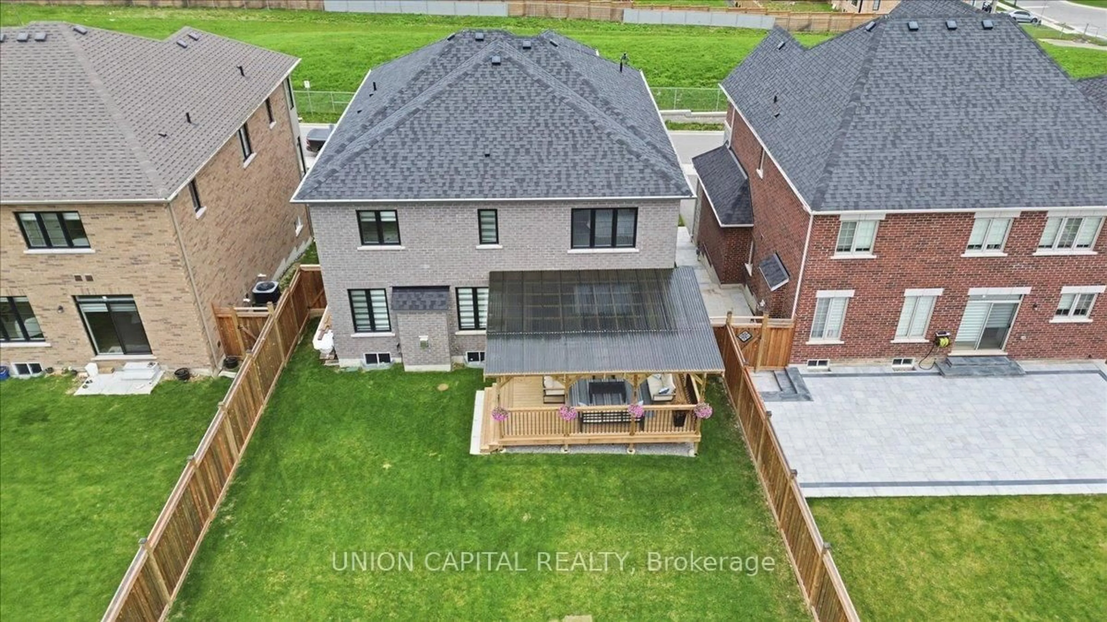 A pic from outside/outdoor area/front of a property/back of a property/a pic from drone, unknown for 75 Bethpage Cres, Newmarket Ontario L3X 1B8