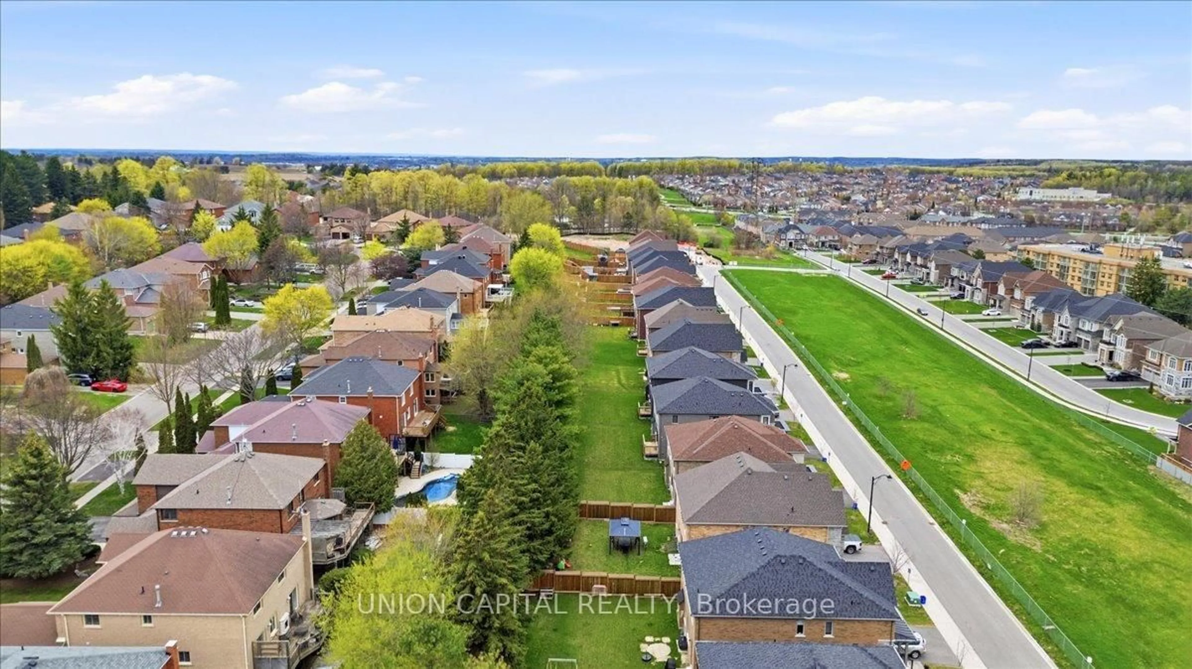 A pic from outside/outdoor area/front of a property/back of a property/a pic from drone, street for 75 Bethpage Cres, Newmarket Ontario L3X 1B8