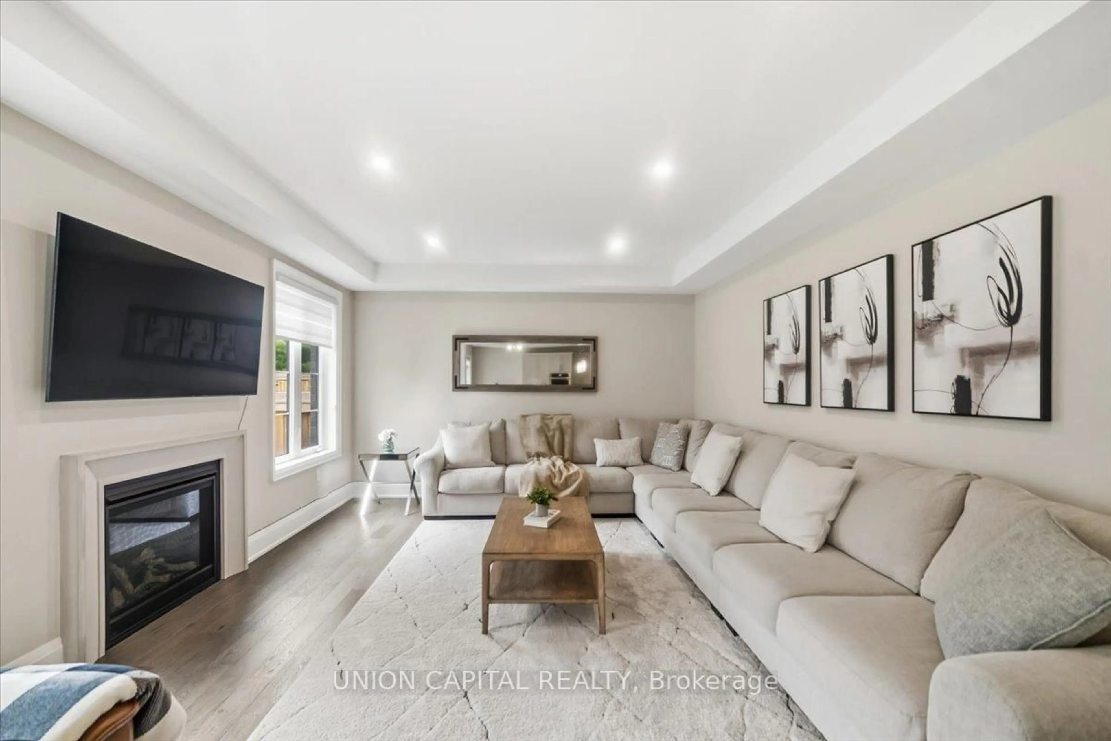 Living room with furniture, unknown for 75 Bethpage Cres, Newmarket Ontario L3X 1B8