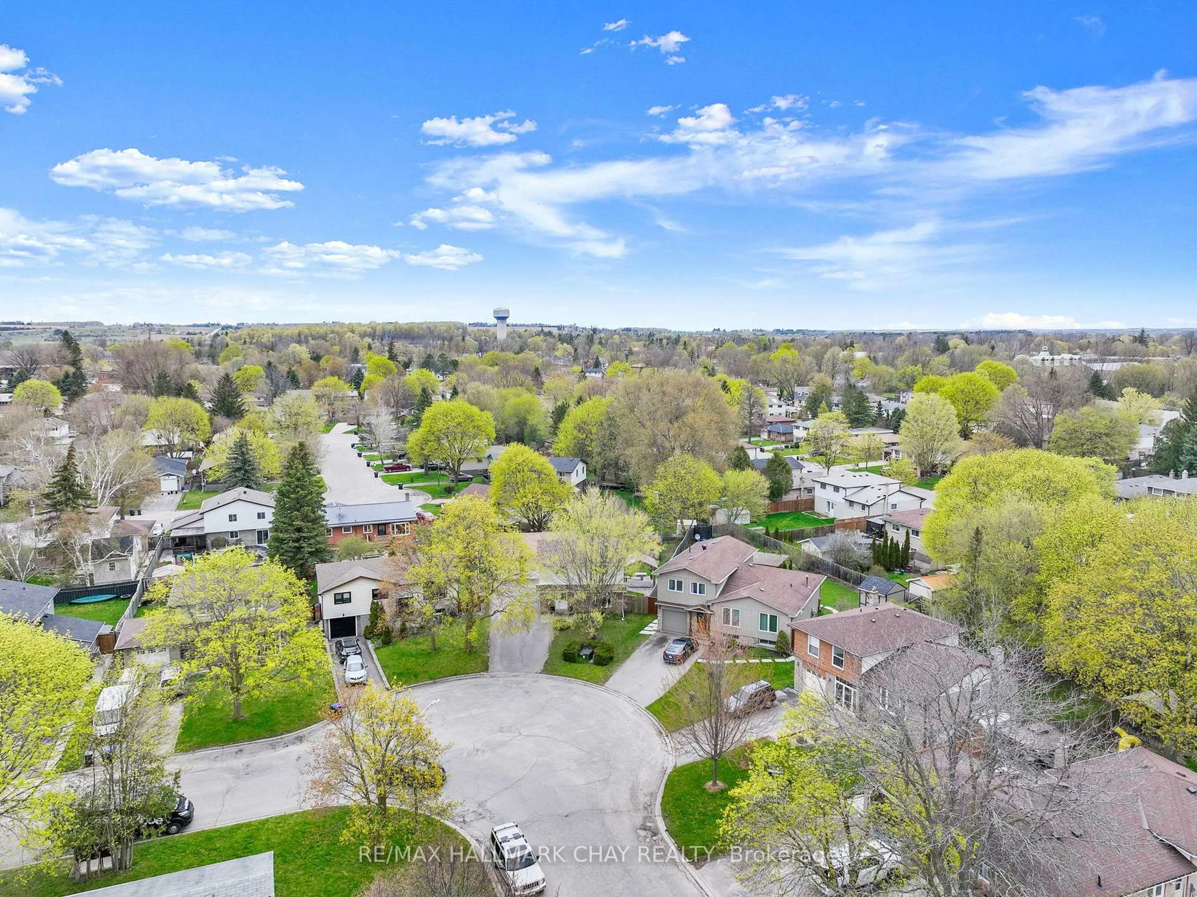 A pic from outside/outdoor area/front of a property/back of a property/a pic from drone, unknown for 190 Mackenzie St, New Tecumseth Ontario L9R 1B8