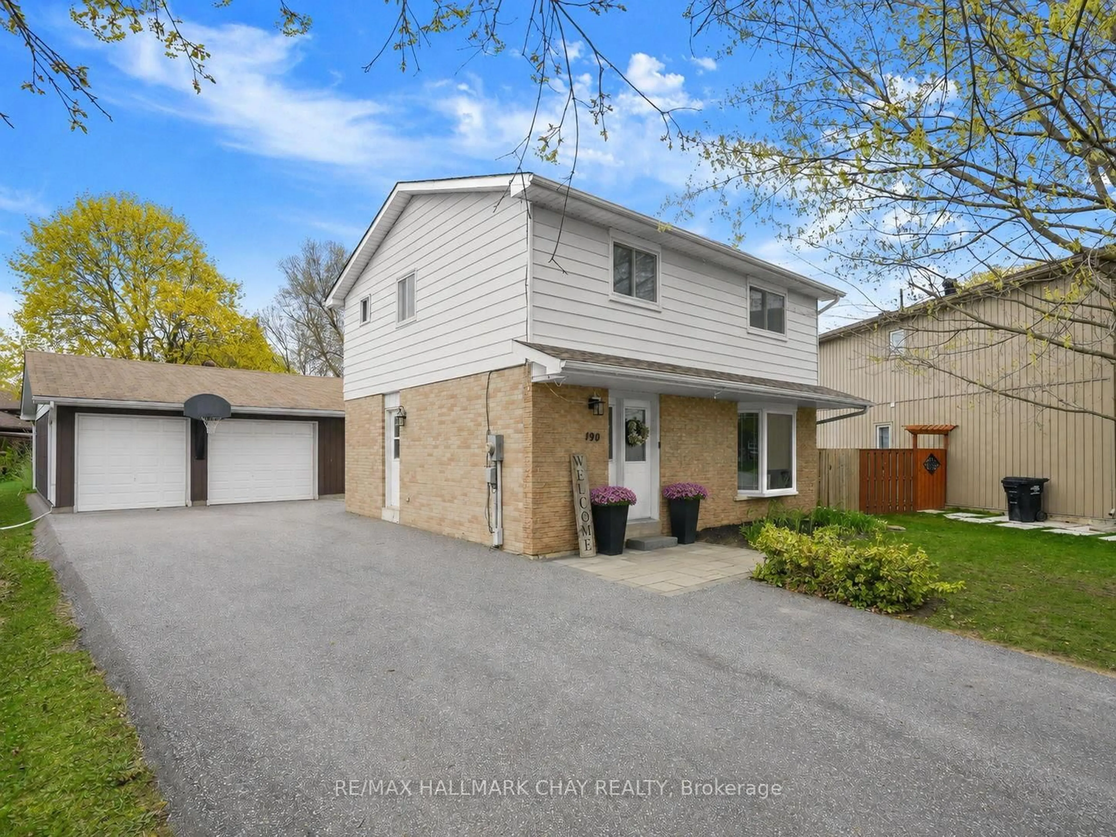 A pic from outside/outdoor area/front of a property/back of a property/a pic from drone, street for 190 Mackenzie St, New Tecumseth Ontario L9R 1B8