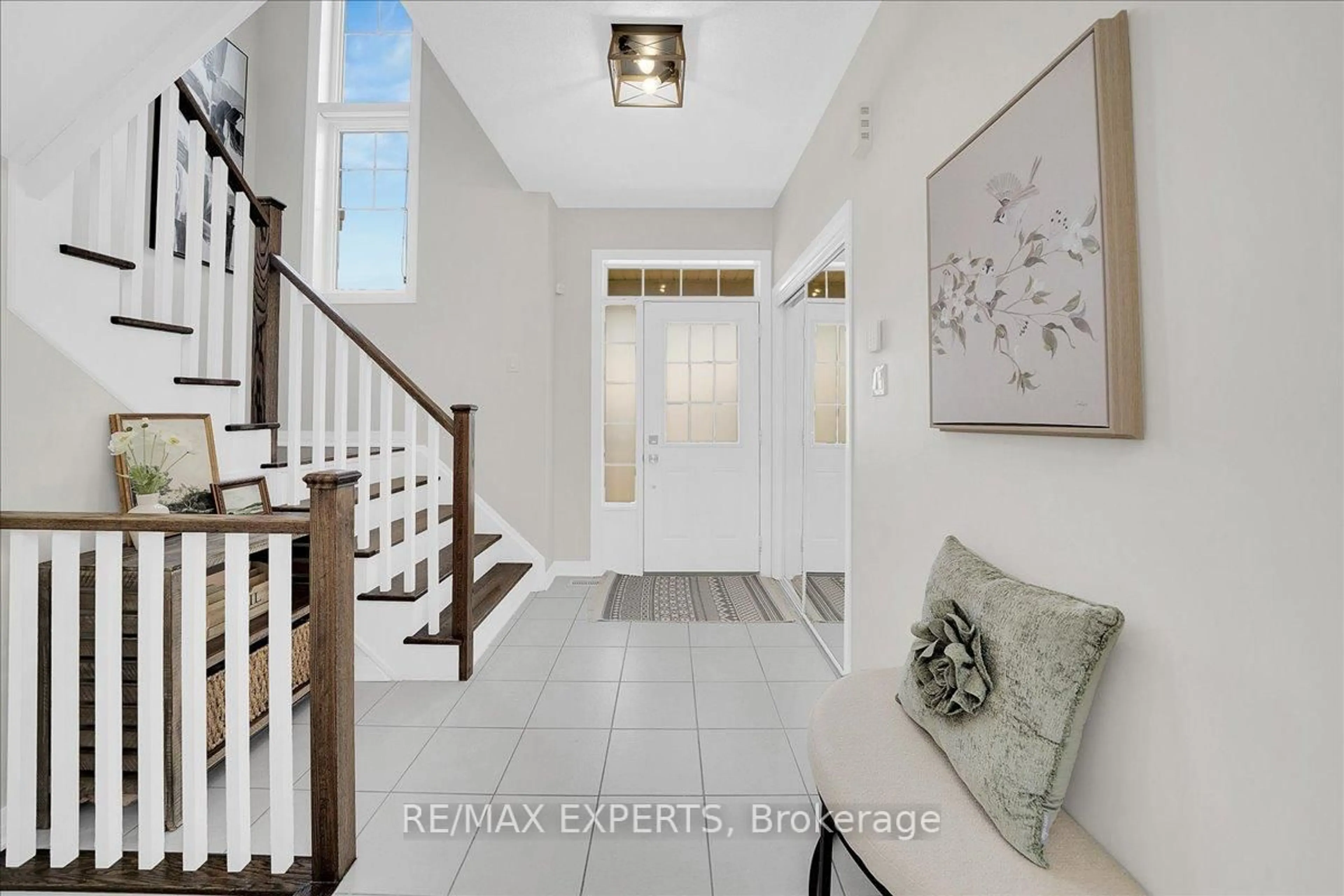 Indoor entryway for 23 Stych St, New Tecumseth Ontario L0G 1W0