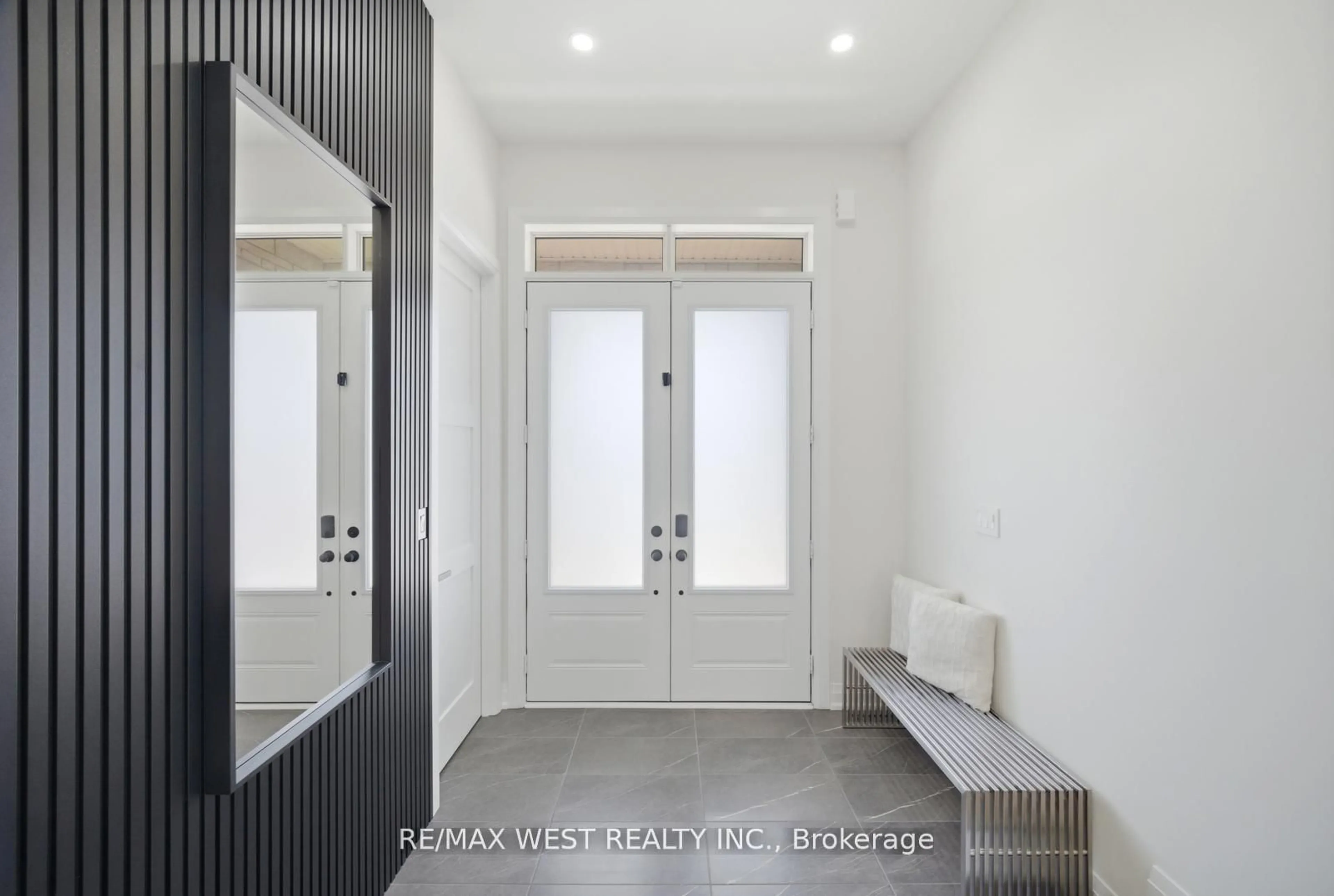 Indoor entryway for 99 Coldwell Bay Circ, Vaughan Ontario L4H 5E9