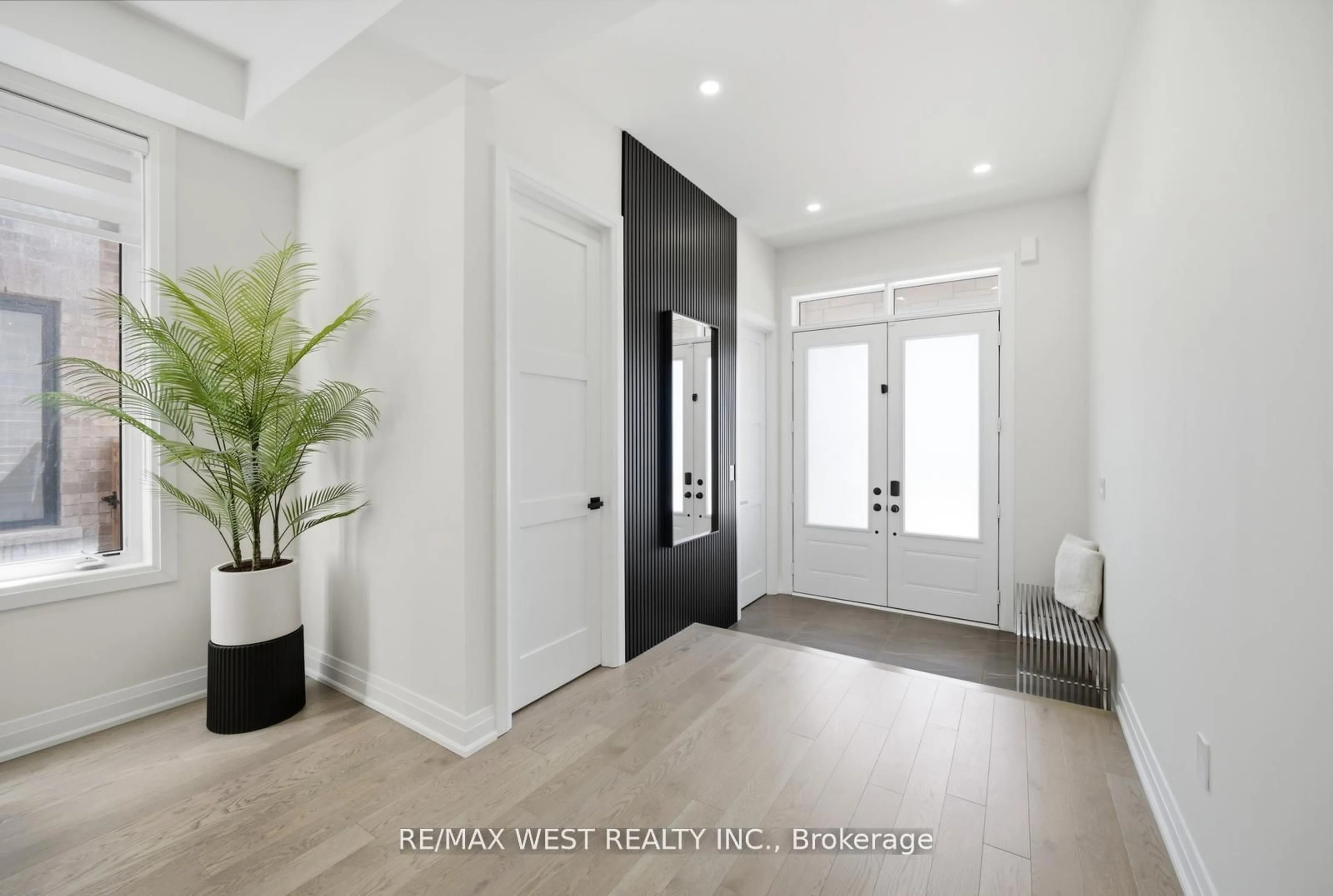 Indoor entryway for 99 Coldwell Bay Circ, Vaughan Ontario L4H 5E9
