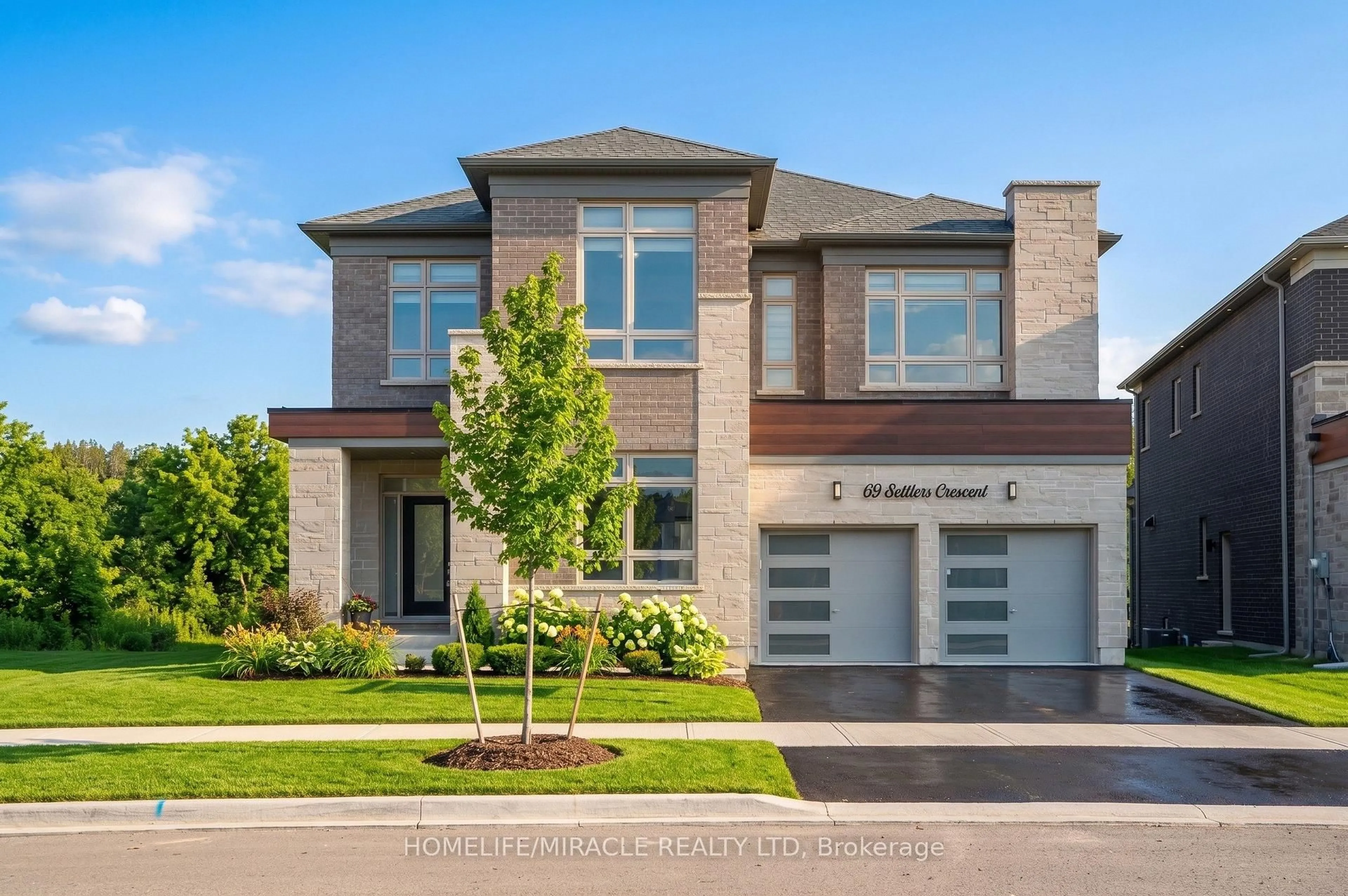 Home with brick exterior material, street for 69 Settlers Cres, Bradford West Gwillimbury Ontario L3Z 4N3