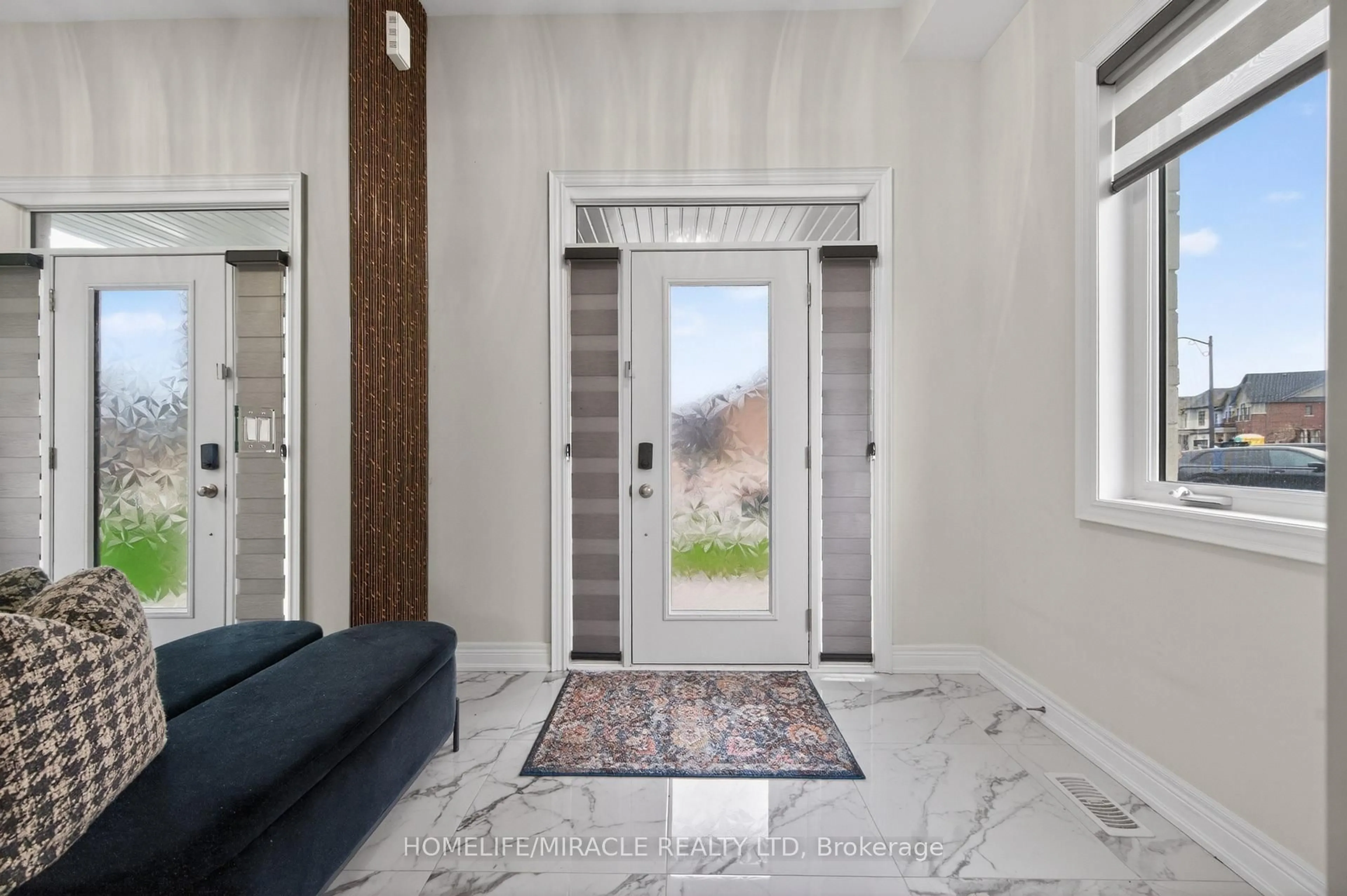 Indoor entryway for 69 Settlers Cres, Bradford West Gwillimbury Ontario L3Z 4N3