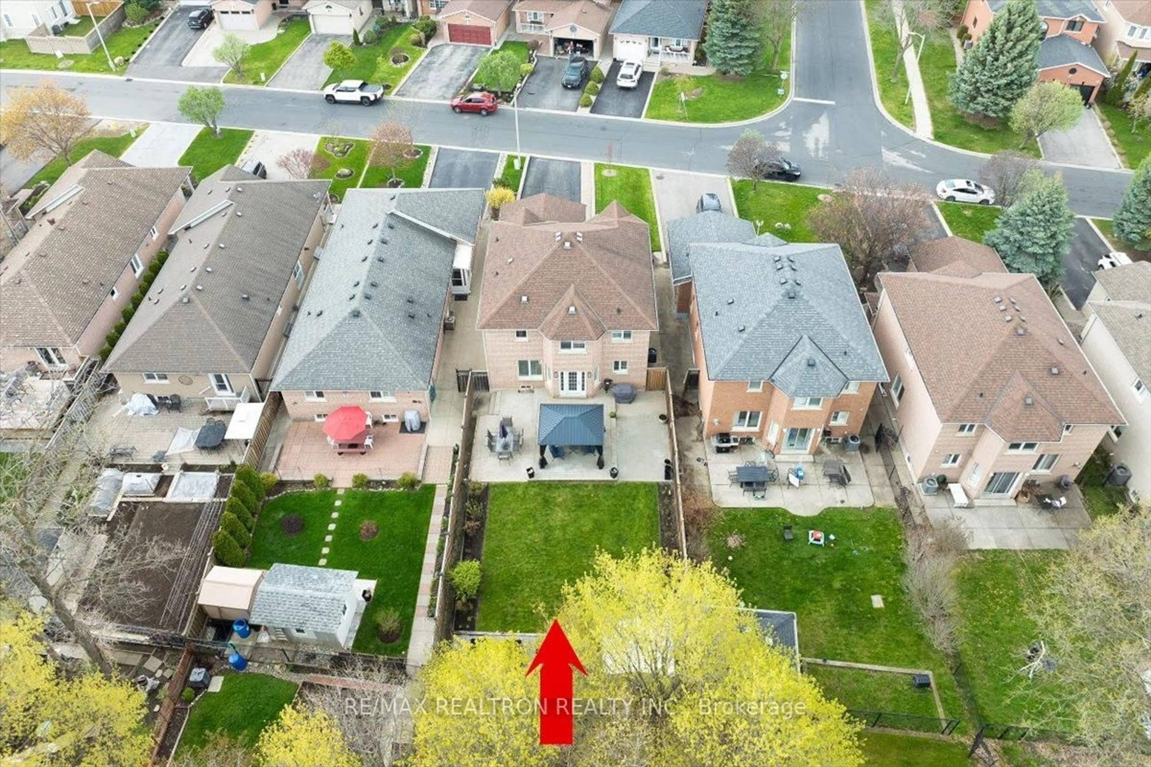 A pic from outside/outdoor area/front of a property/back of a property/a pic from drone, street for 29 Campania Crt, Vaughan Ontario L4H 1G4