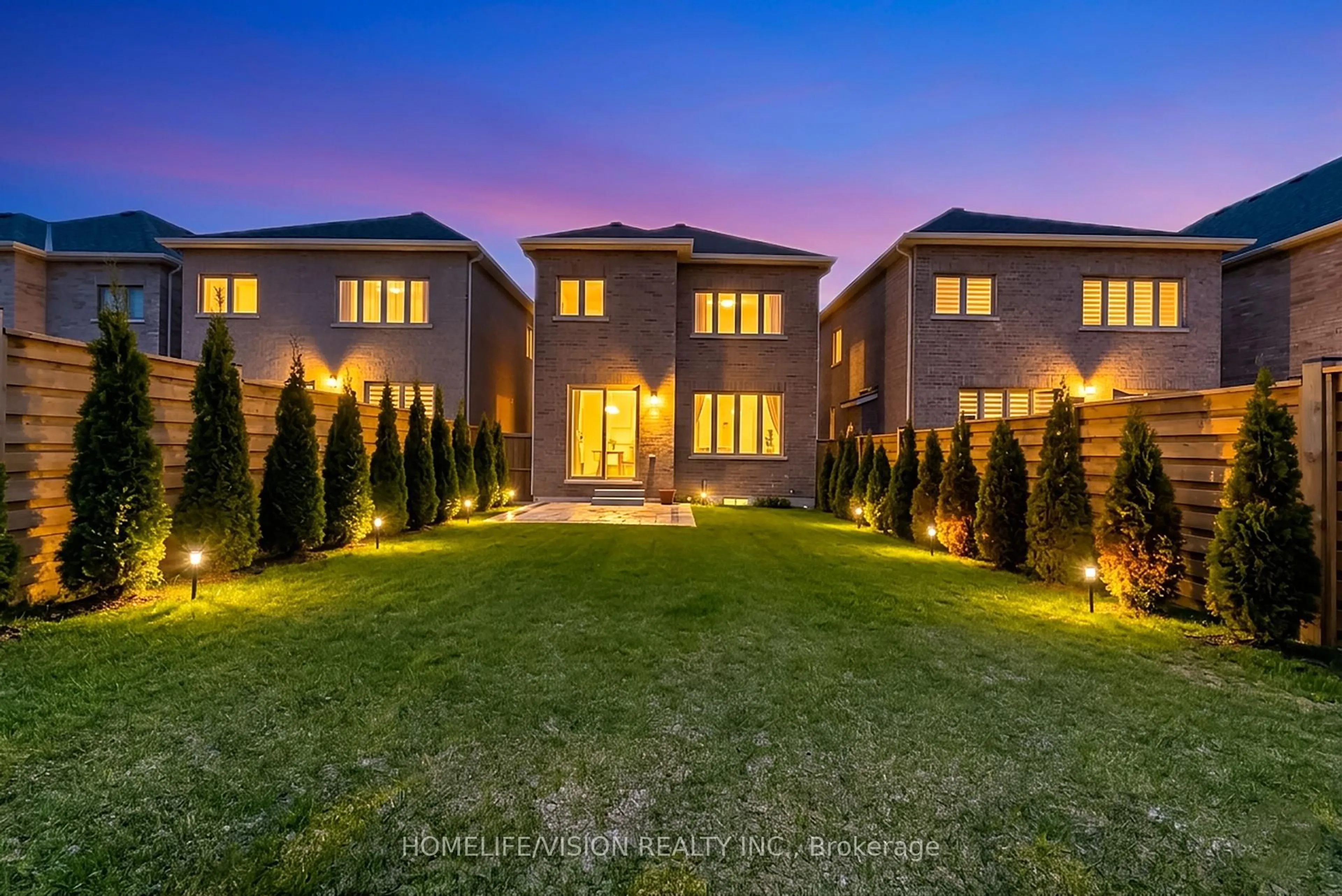 A pic from outside/outdoor area/front of a property/back of a property/a pic from drone, unknown for 35 Pine Hill Cres, Aurora Ontario L4G 3Y2