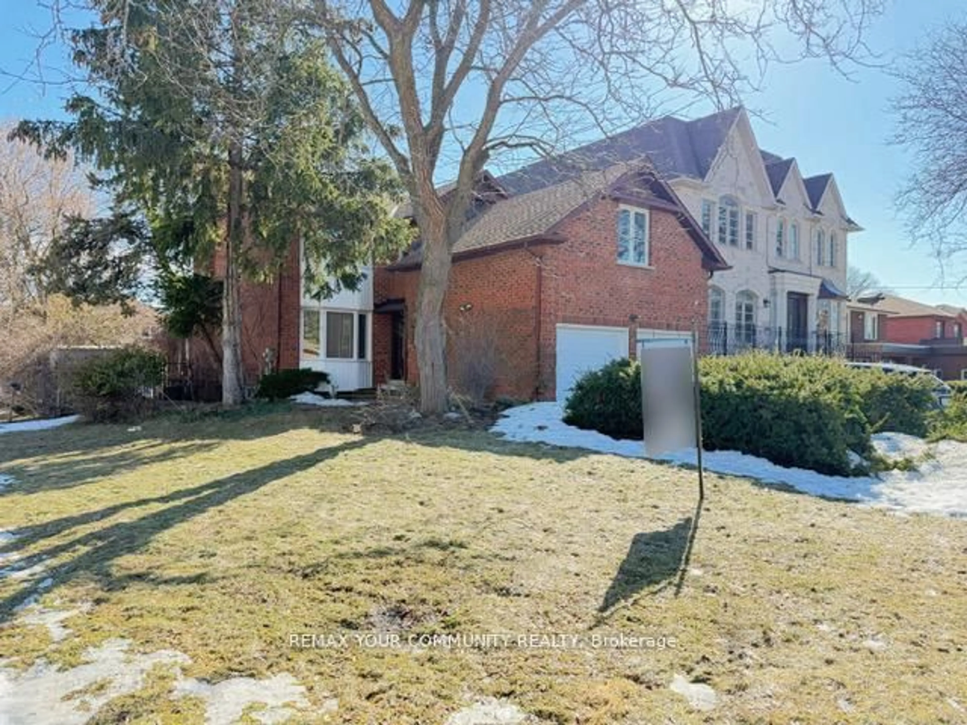 A pic from outside/outdoor area/front of a property/back of a property/a pic from drone, street for 19 Roosevelt Dr, Richmond Hill Ontario L4C 6V1