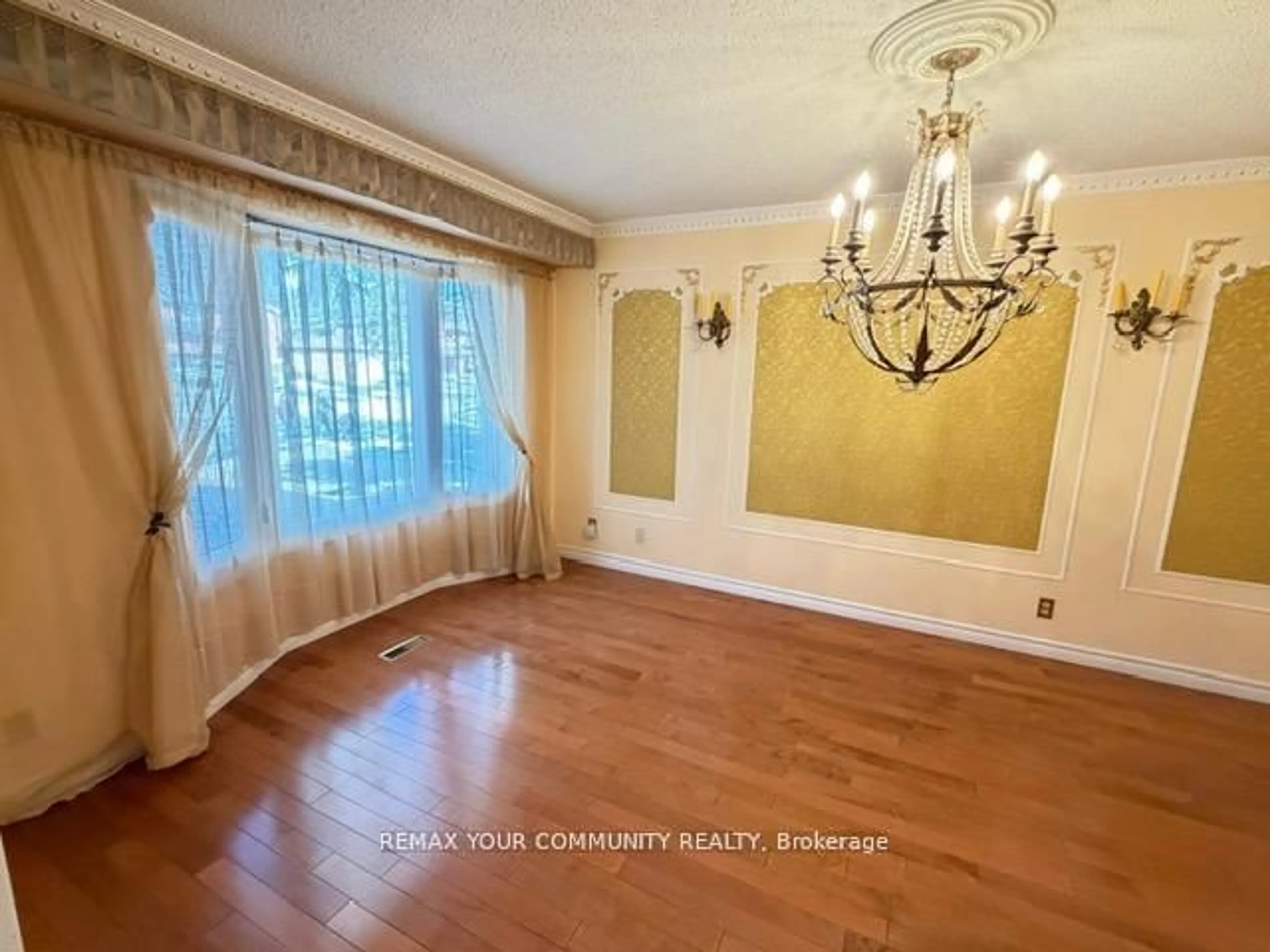 Dining room, wood/laminate floor for 19 Roosevelt Dr, Richmond Hill Ontario L4C 6V1