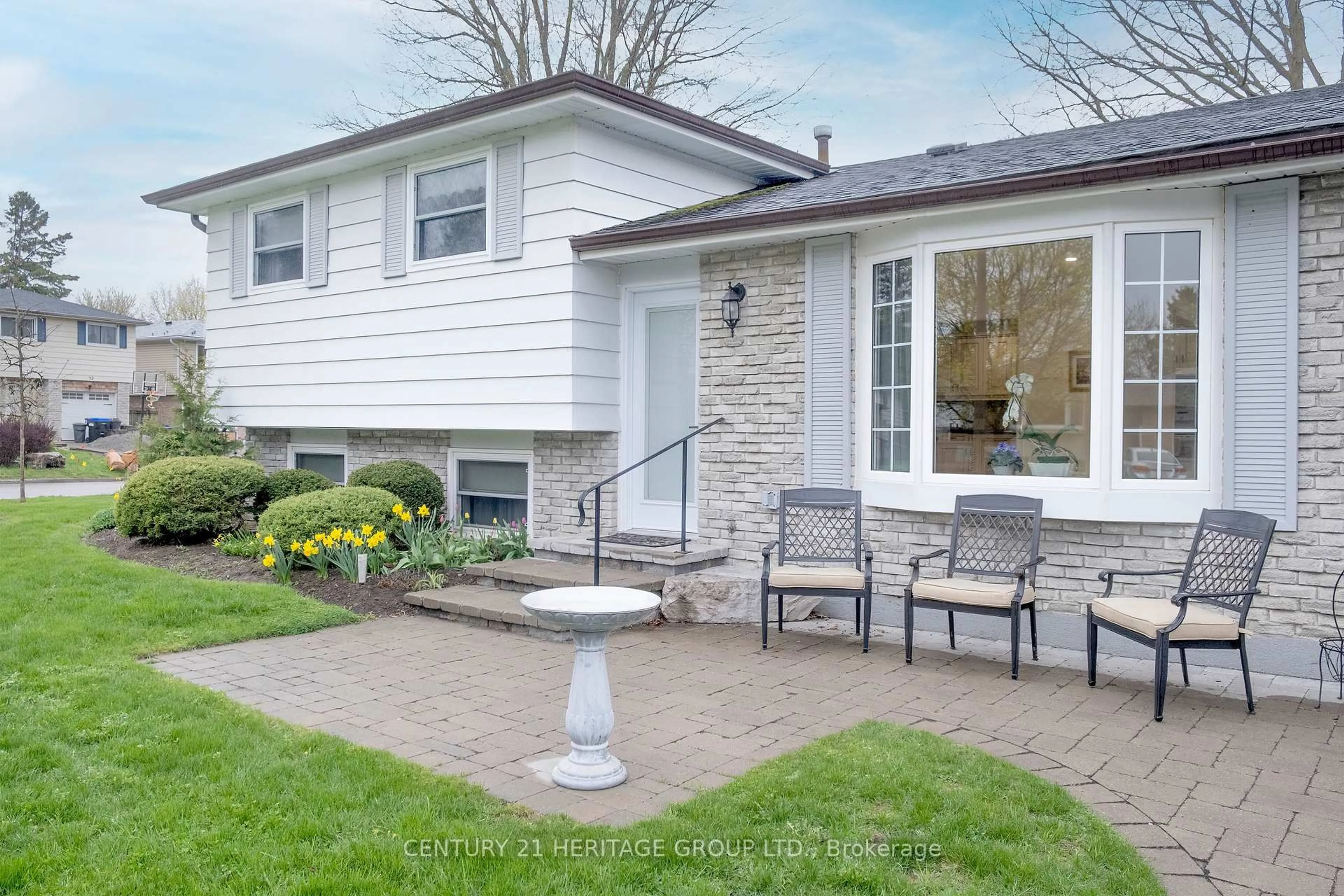 Home with vinyl exterior material, street for 31 Mccague Cres, New Tecumseth Ontario L9R 1B2
