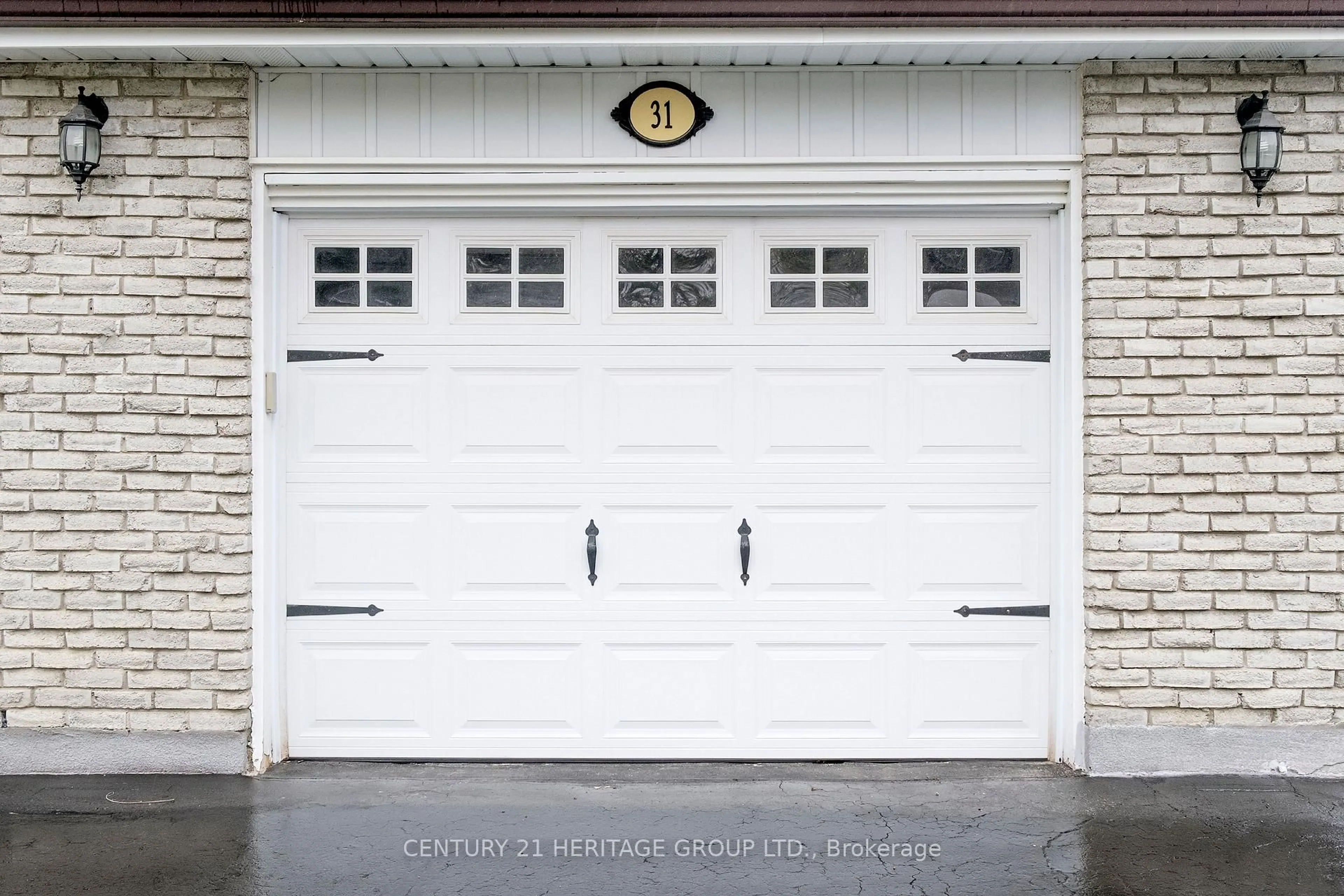 Indoor garage for 31 Mccague Cres, New Tecumseth Ontario L9R 1B2