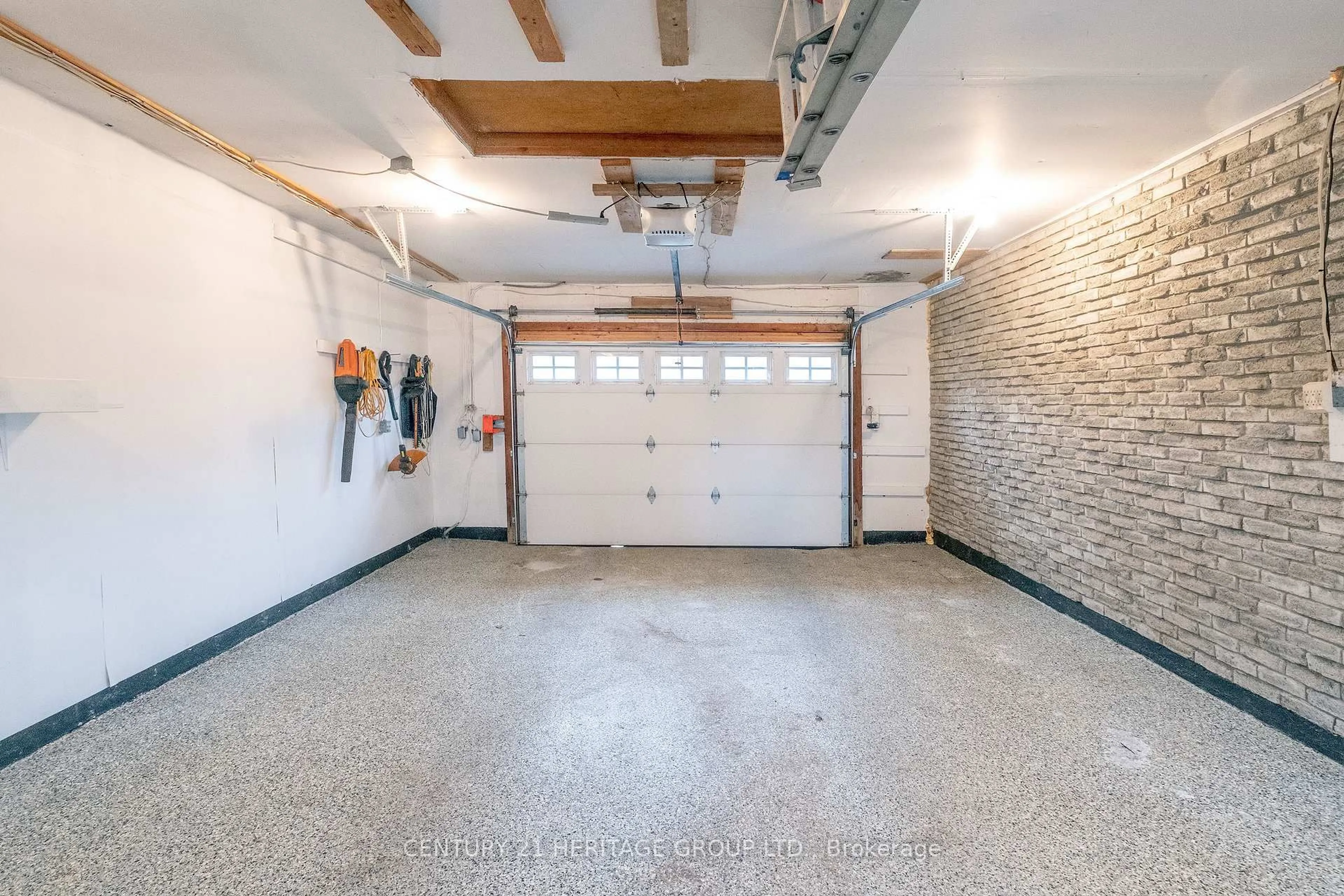 Indoor garage for 31 Mccague Cres, New Tecumseth Ontario L9R 1B2