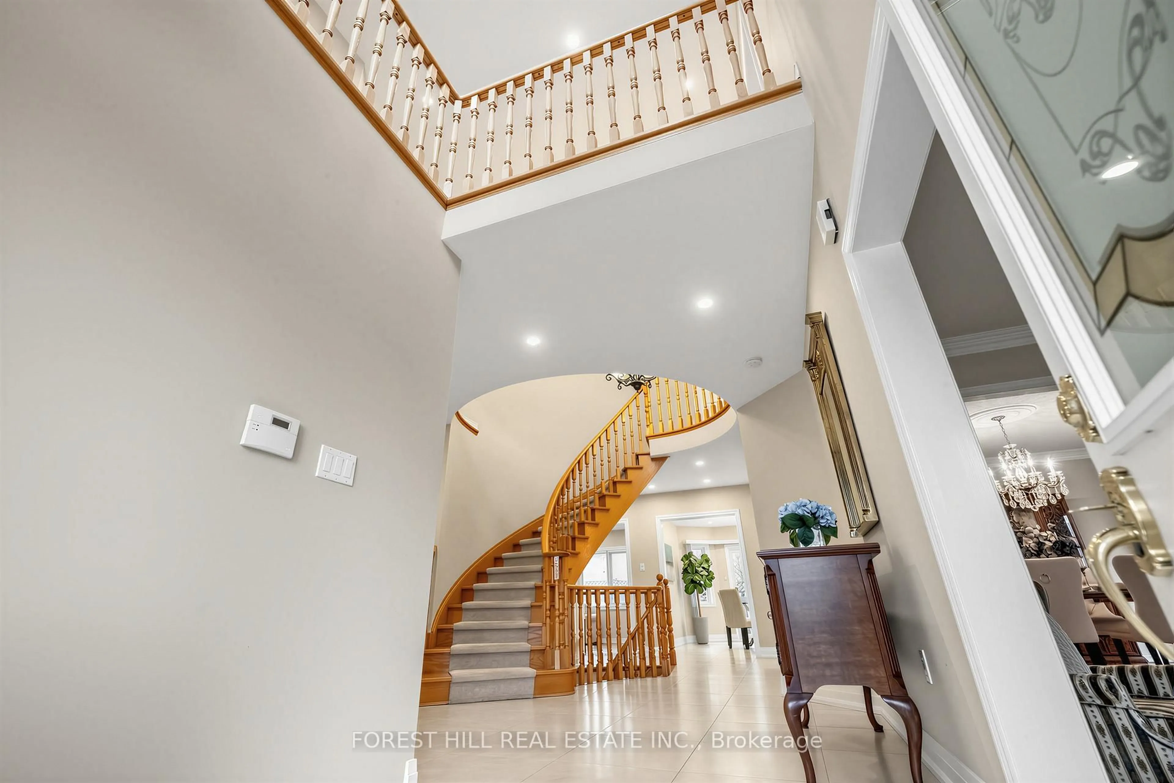 Indoor foyer for 17 Lady Lynn Cres, Richmond Hill Ontario L4B 3V5
