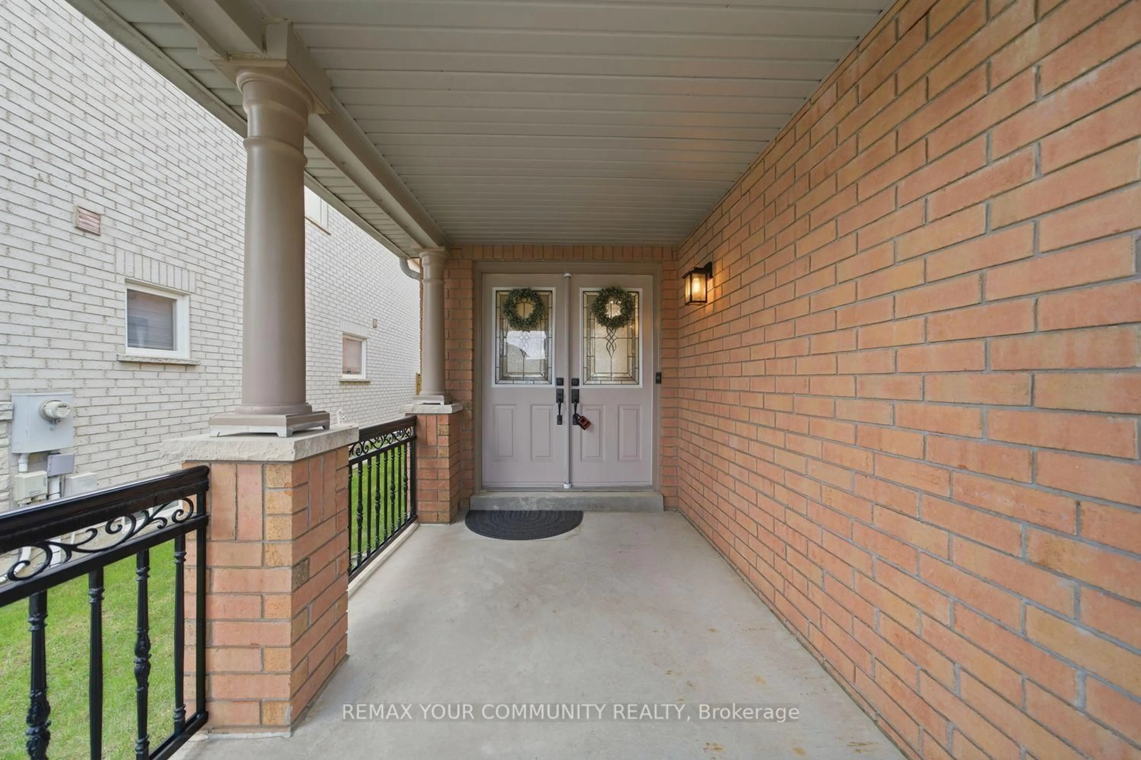 Indoor entryway for 18 La Neve Ave, Vaughan Ontario L4H 1N9