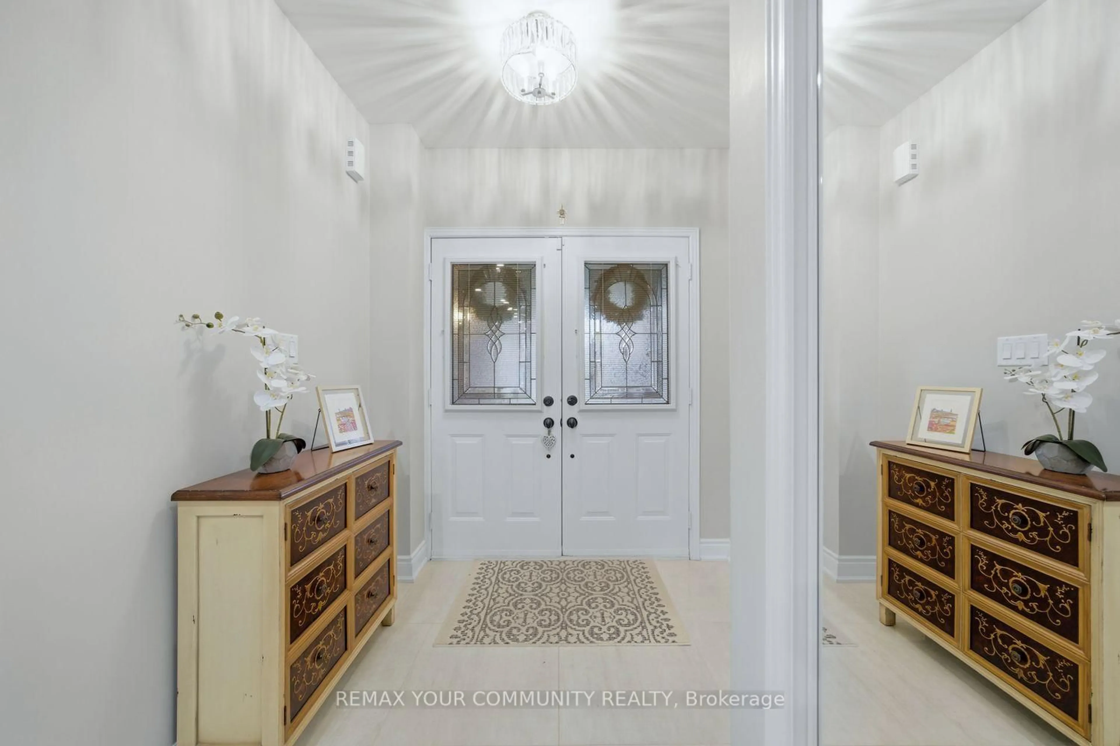Indoor entryway for 18 La Neve Ave, Vaughan Ontario L4H 1N9