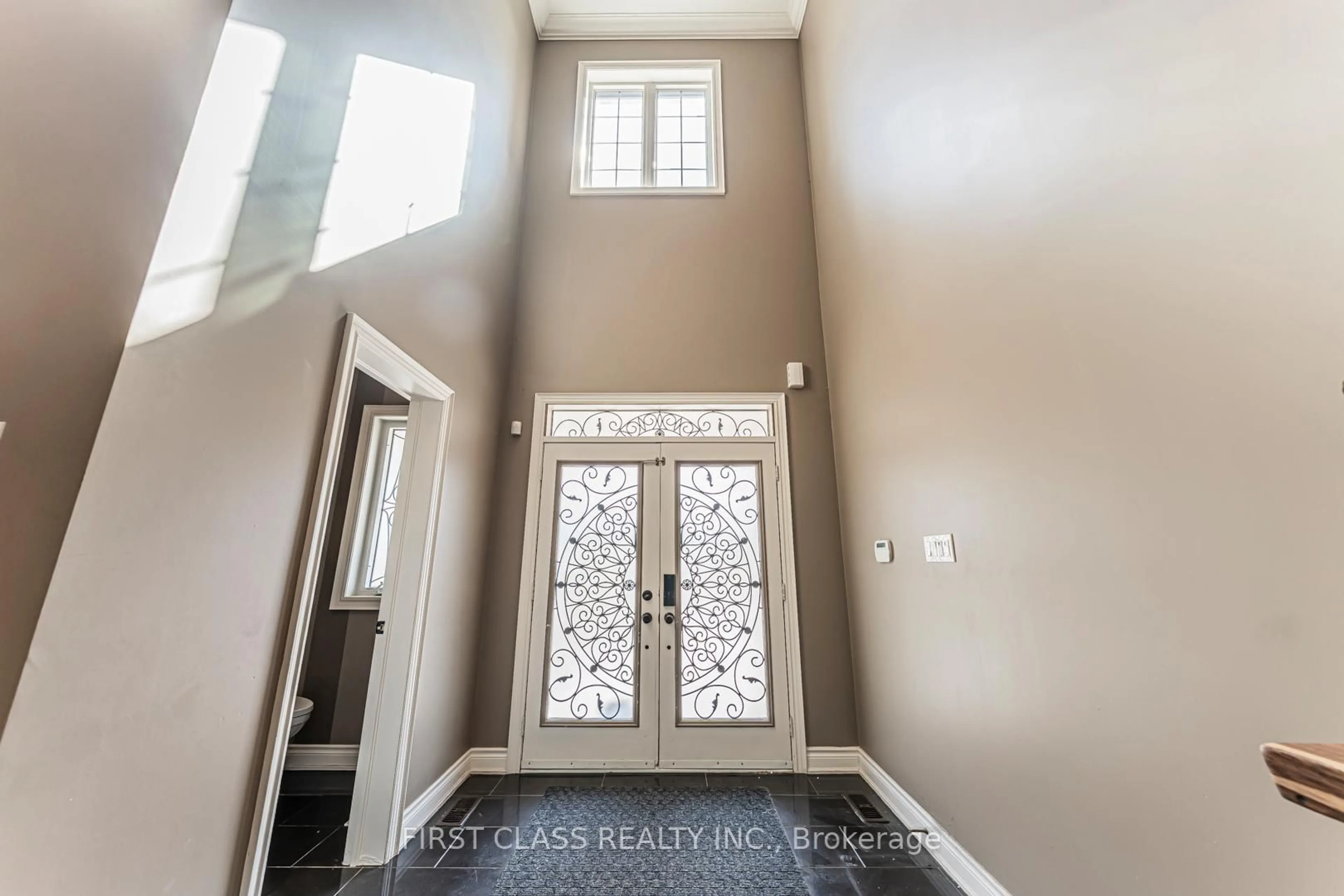 Indoor entryway for 26 Shalom Aleichem Crt, Vaughan Ontario L4J 0E5