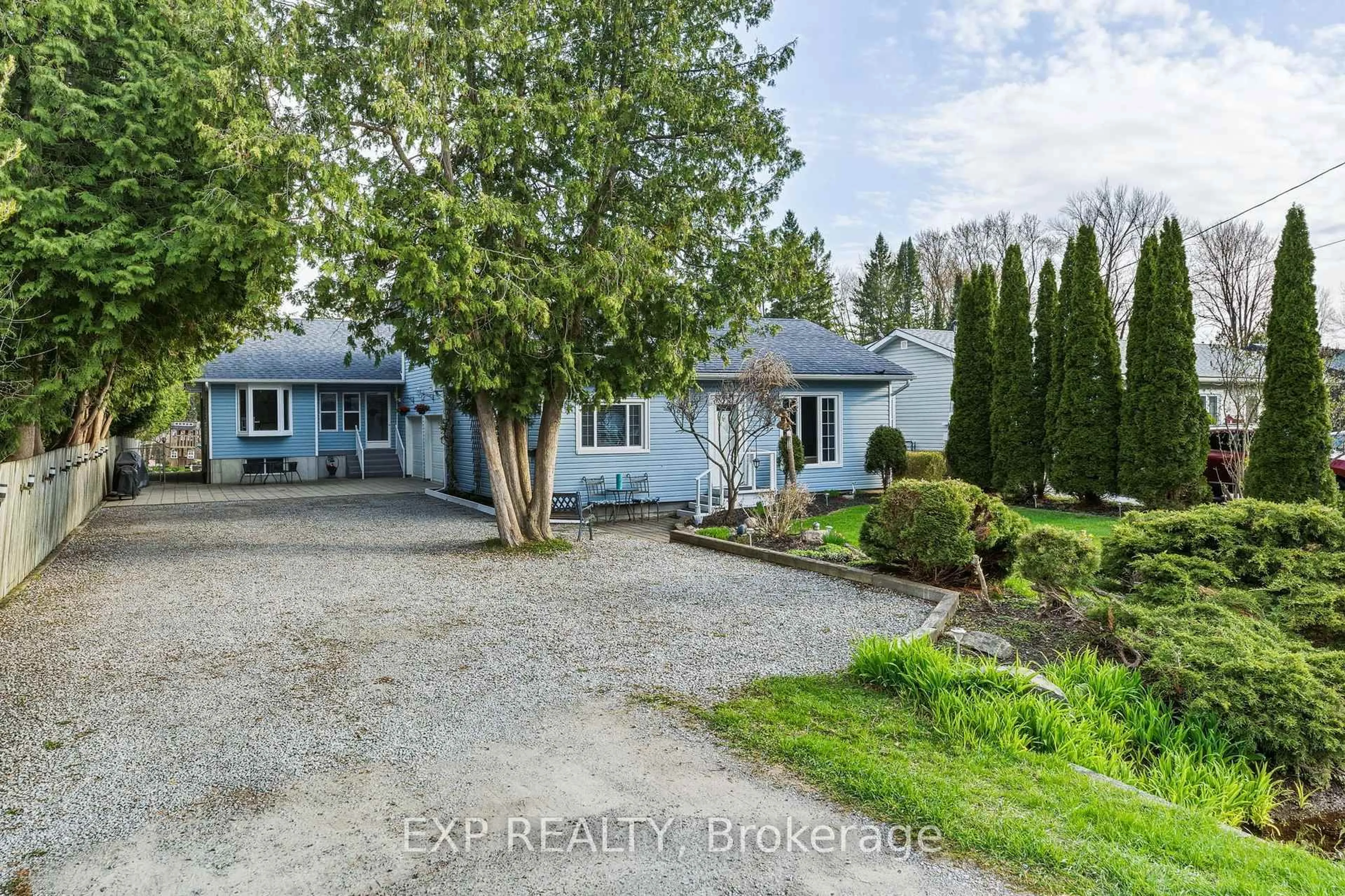 A pic from outside/outdoor area/front of a property/back of a property/a pic from drone, street for 287 Elmview Gdns, Georgina Ontario L4P 1E9