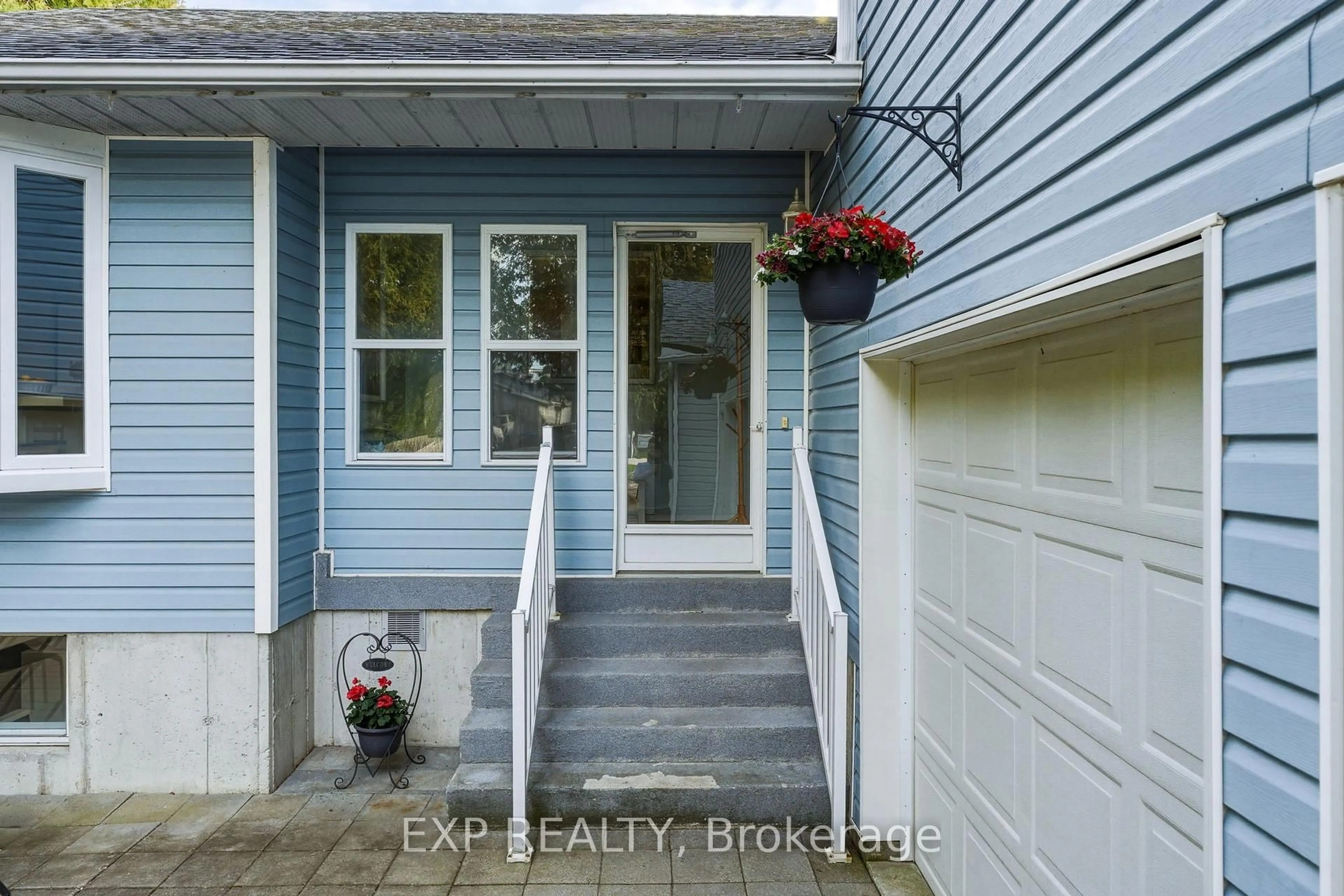 Indoor entryway for 287 Elmview Gdns, Georgina Ontario L4P 1E9