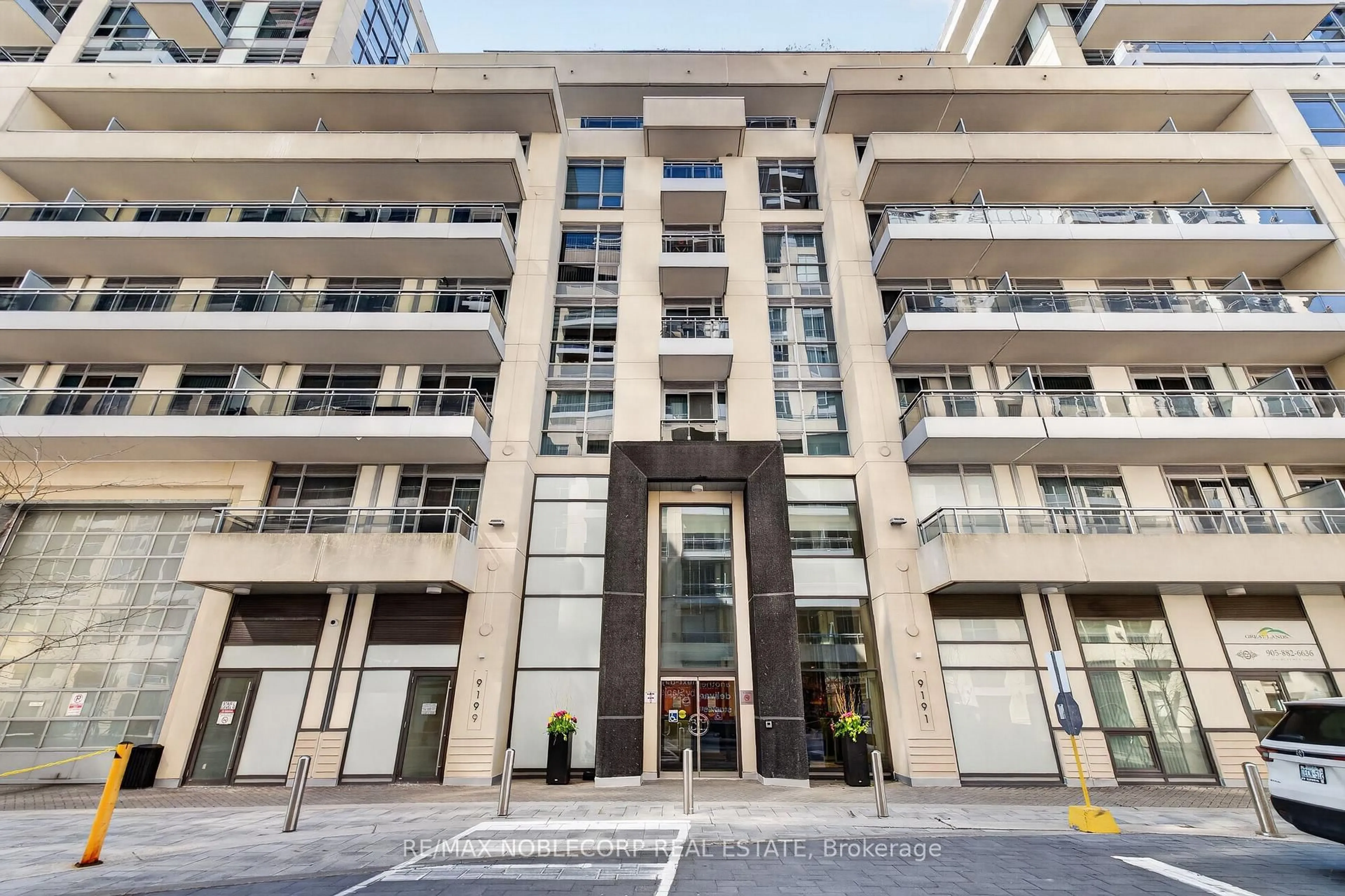 Indoor foyer for 9199 Yonge St #102SE, Richmond Hill Ontario L4C 1H7