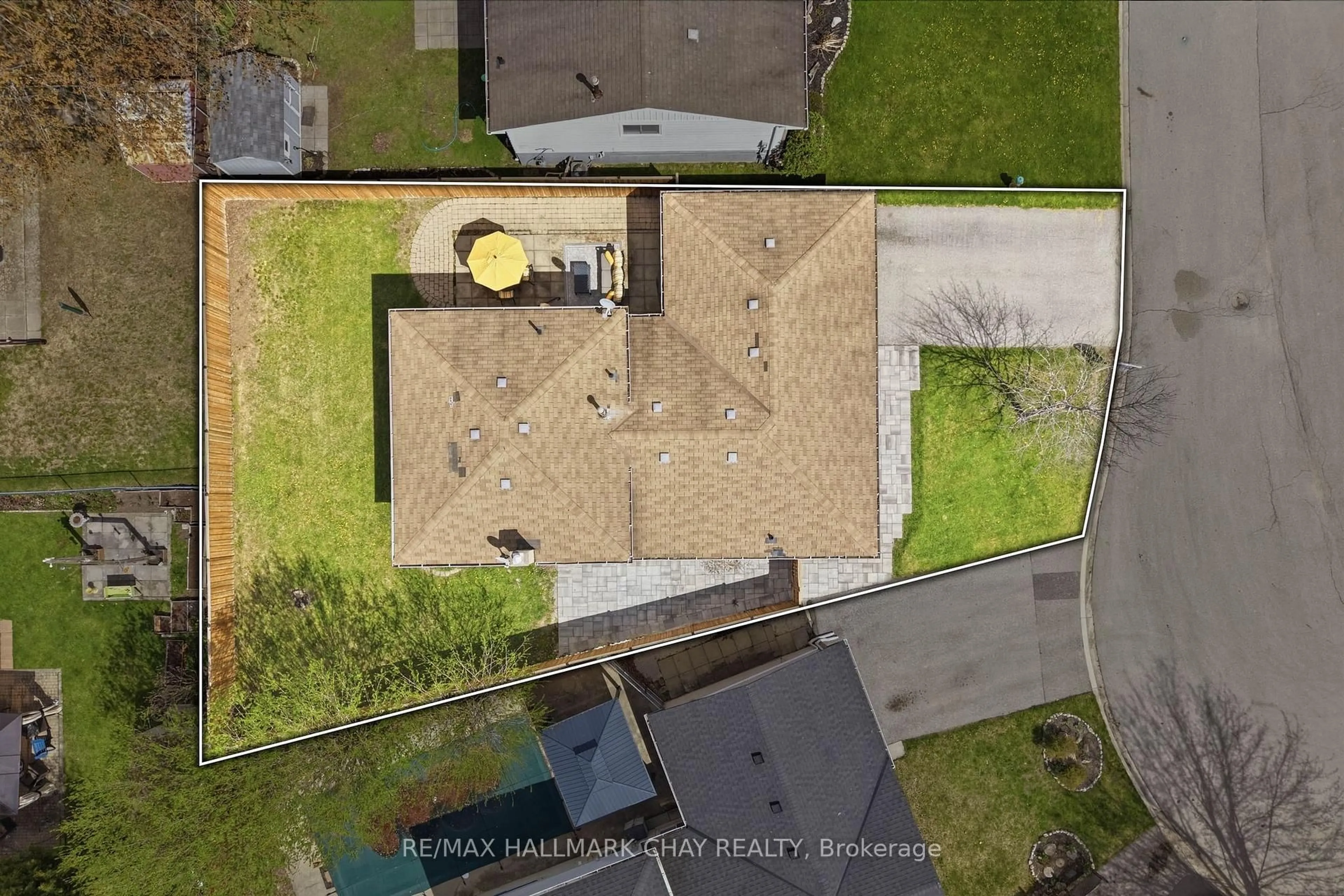 A pic from outside/outdoor area/front of a property/back of a property/a pic from drone, street for 17 Hunter Crt, New Tecumseth Ontario L9R 1A6