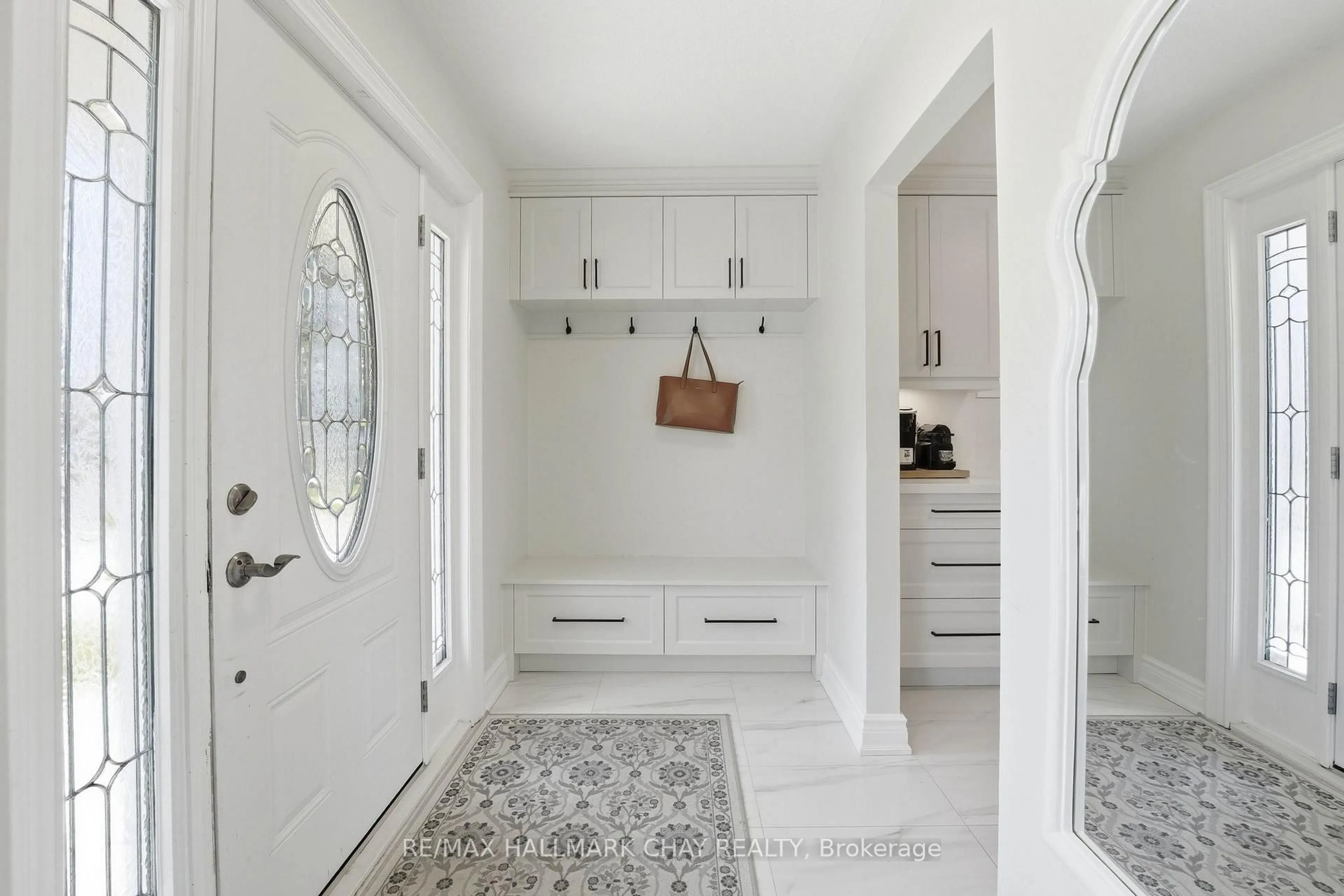 Indoor entryway for 17 Hunter Crt, New Tecumseth Ontario L9R 1A6