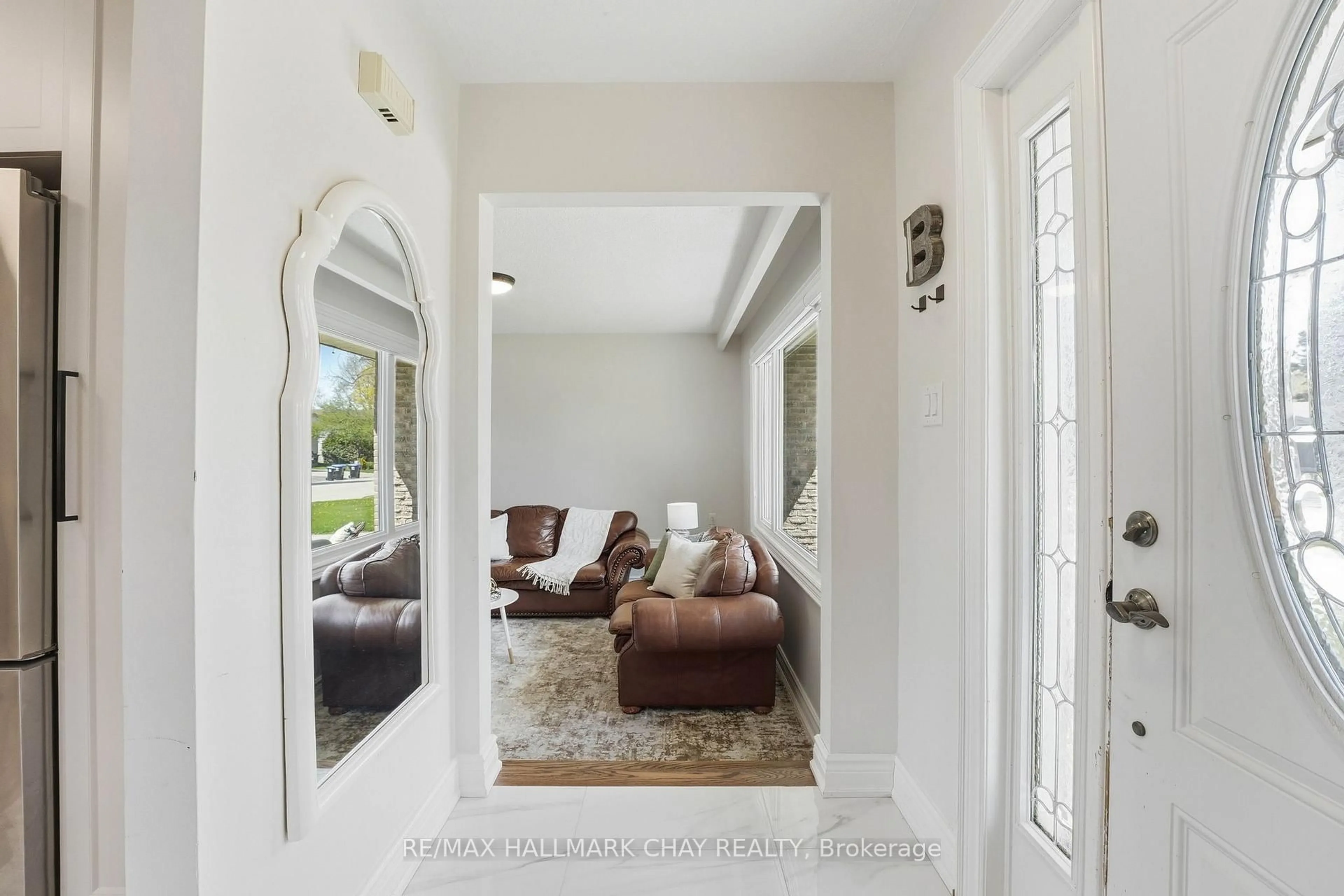 Indoor entryway for 17 Hunter Crt, New Tecumseth Ontario L9R 1A6