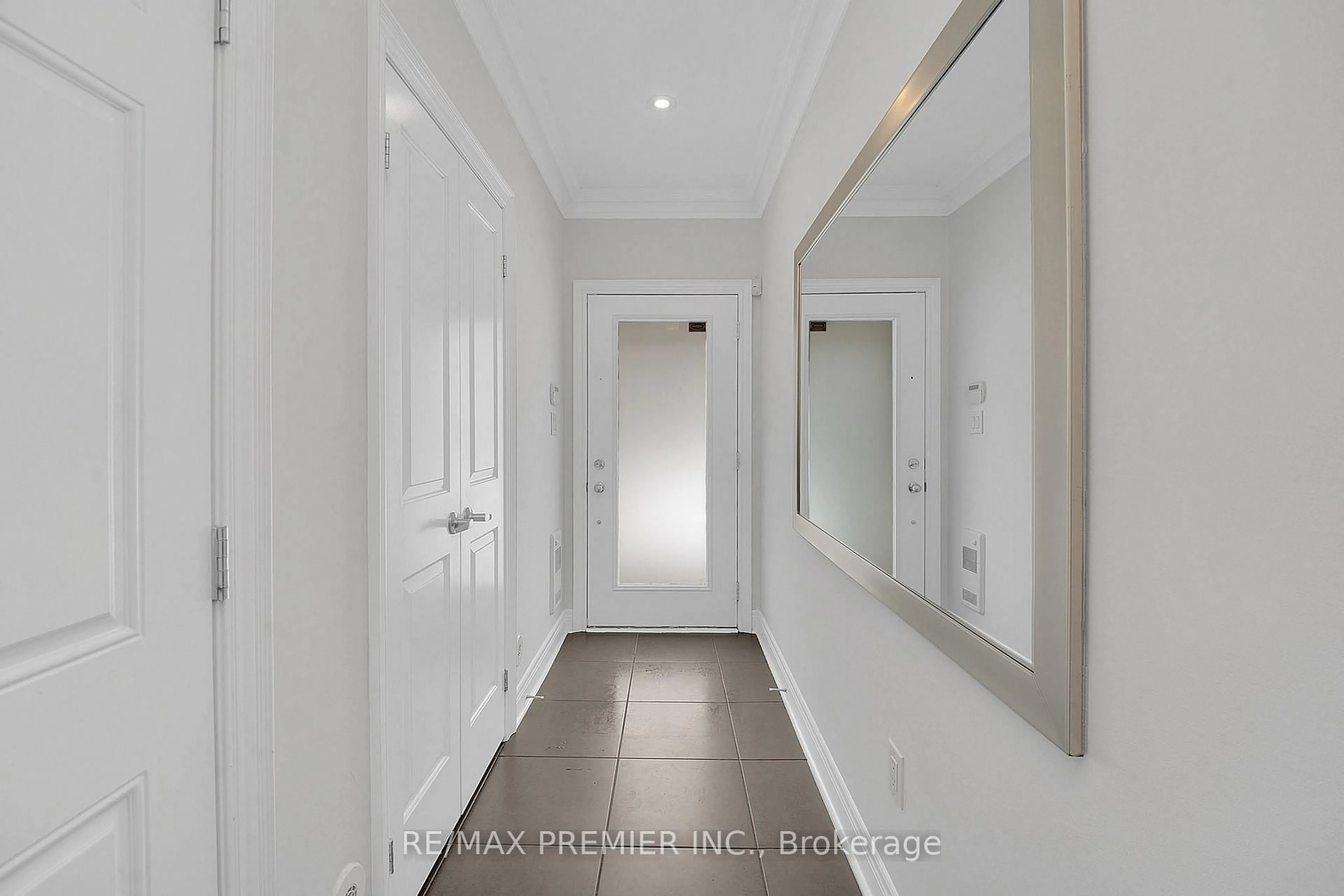 Indoor entryway for 27 Powseland Cres, Vaughan Ontario L4L 0C5
