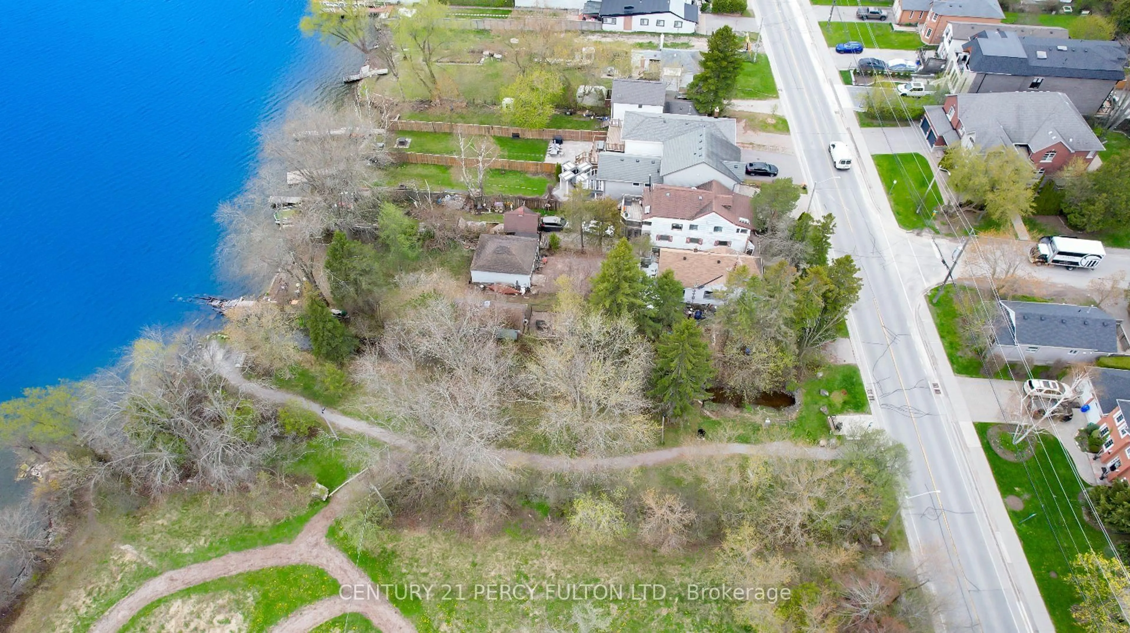 A pic from outside/outdoor area/front of a property/back of a property/a pic from drone, water/lake/river/ocean view for 595 North Lake Rd, Richmond Hill Ontario L4E 3B9