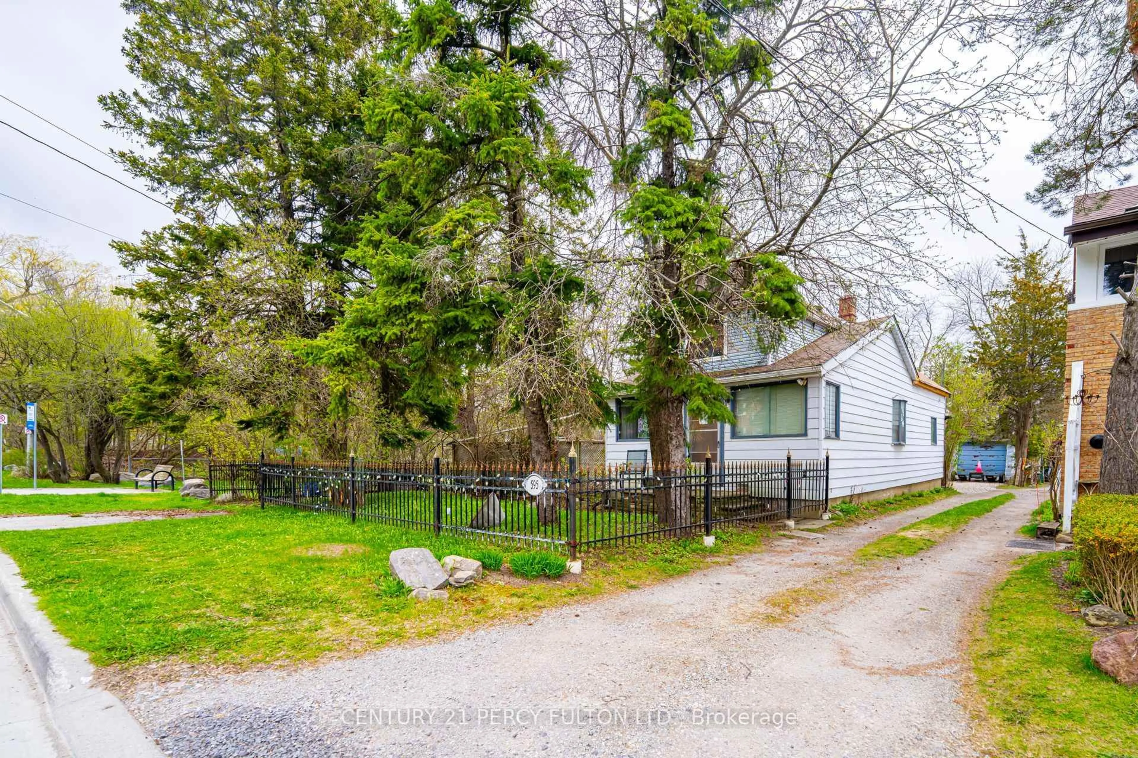 A pic from outside/outdoor area/front of a property/back of a property/a pic from drone, street for 595 North Lake Rd, Richmond Hill Ontario L4E 3B9
