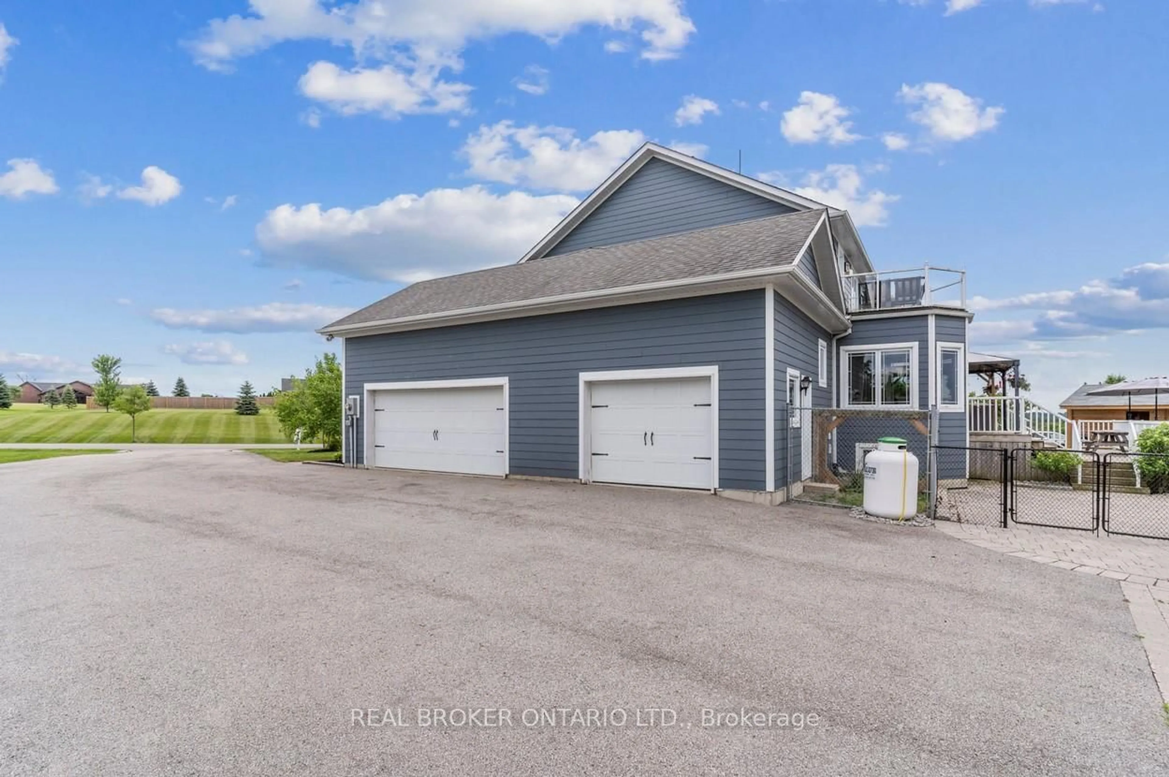 Indoor garage for 27 Bagshaw Cres, Uxbridge Ontario L9P 0A9