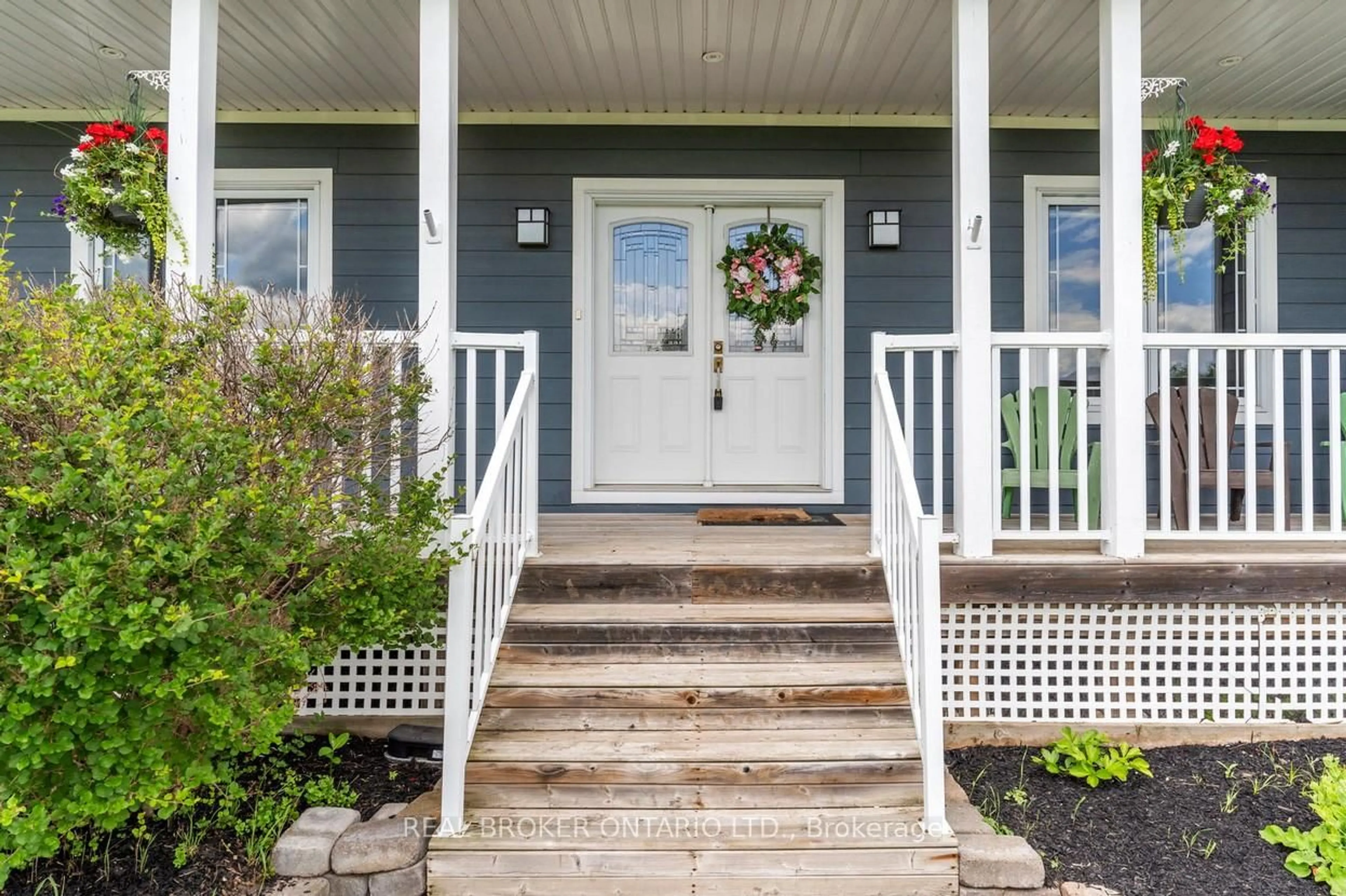 Indoor entryway for 27 Bagshaw Cres, Uxbridge Ontario L9P 0A9