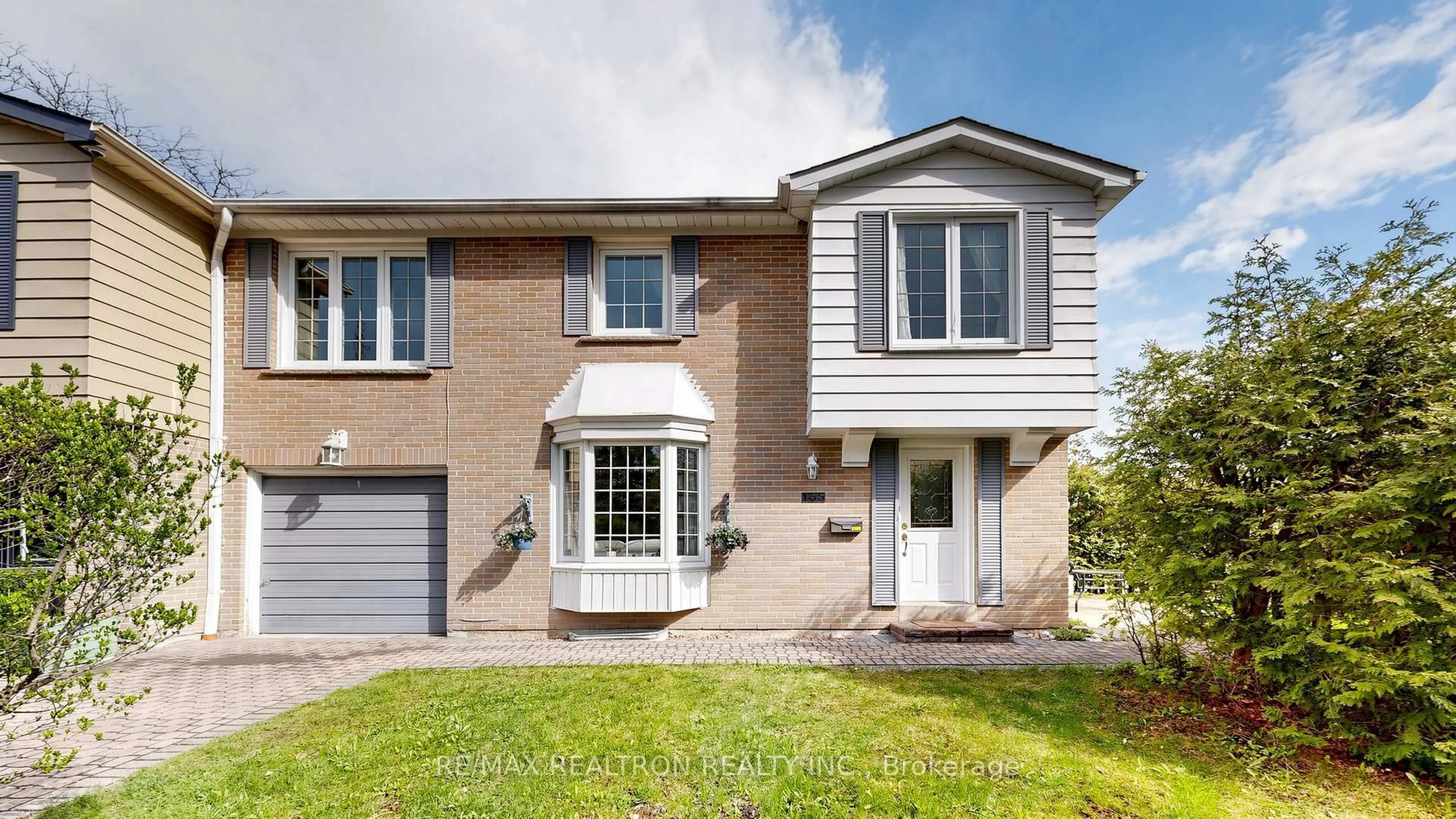 Home with brick exterior material, street for 135 Avenue Rd, Richmond Hill Ontario L4C 4Z6