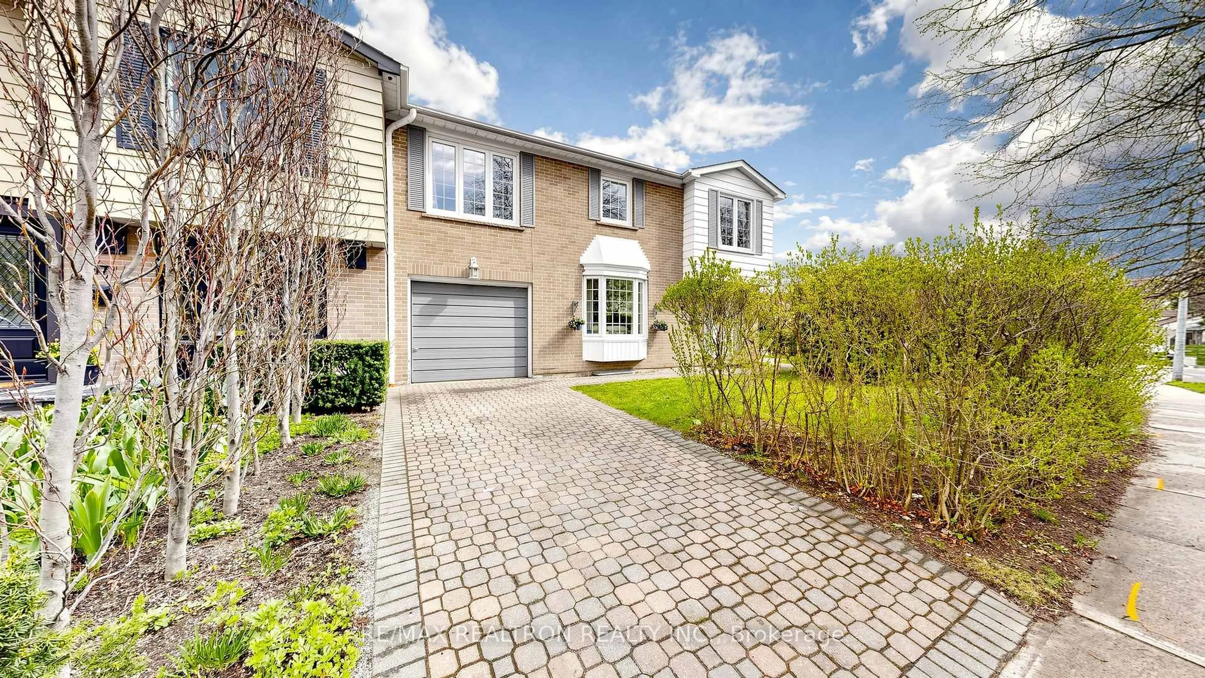 Home with brick exterior material, street for 135 Avenue Rd, Richmond Hill Ontario L4C 4Z6