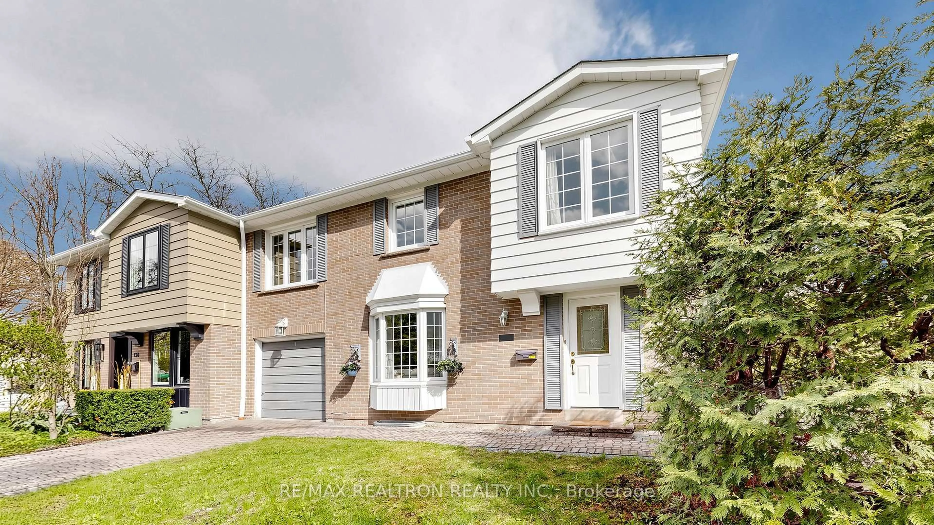 Home with brick exterior material, street for 135 Avenue Rd, Richmond Hill Ontario L4C 4Z6