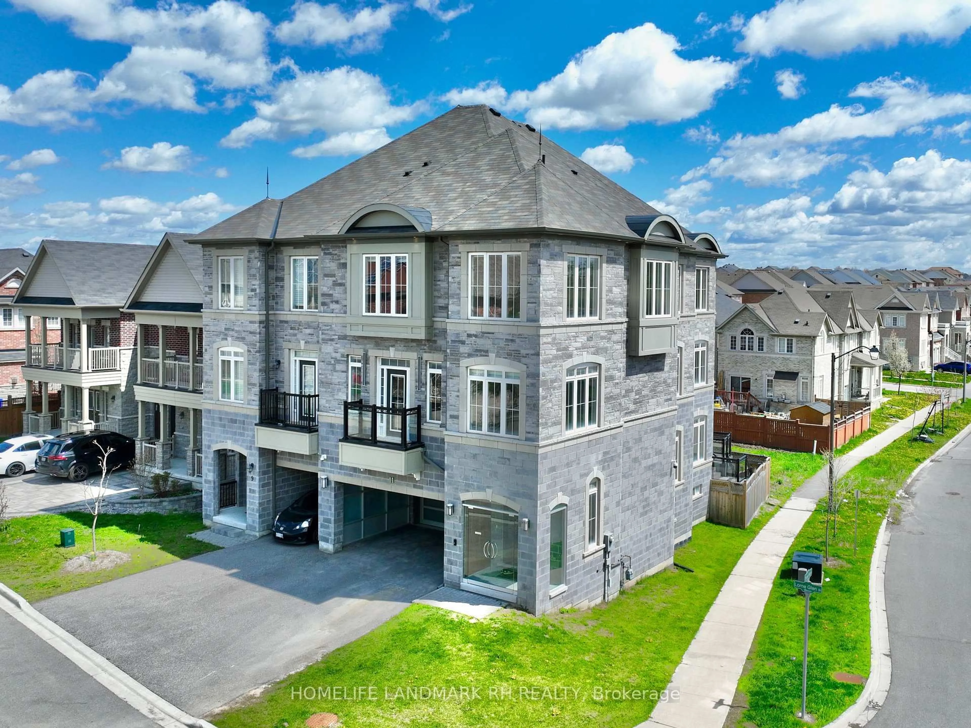 A pic from outside/outdoor area/front of a property/back of a property/a pic from drone, unknown for 11 Lorne Glen St, Markham Ontario L6C 0Z4