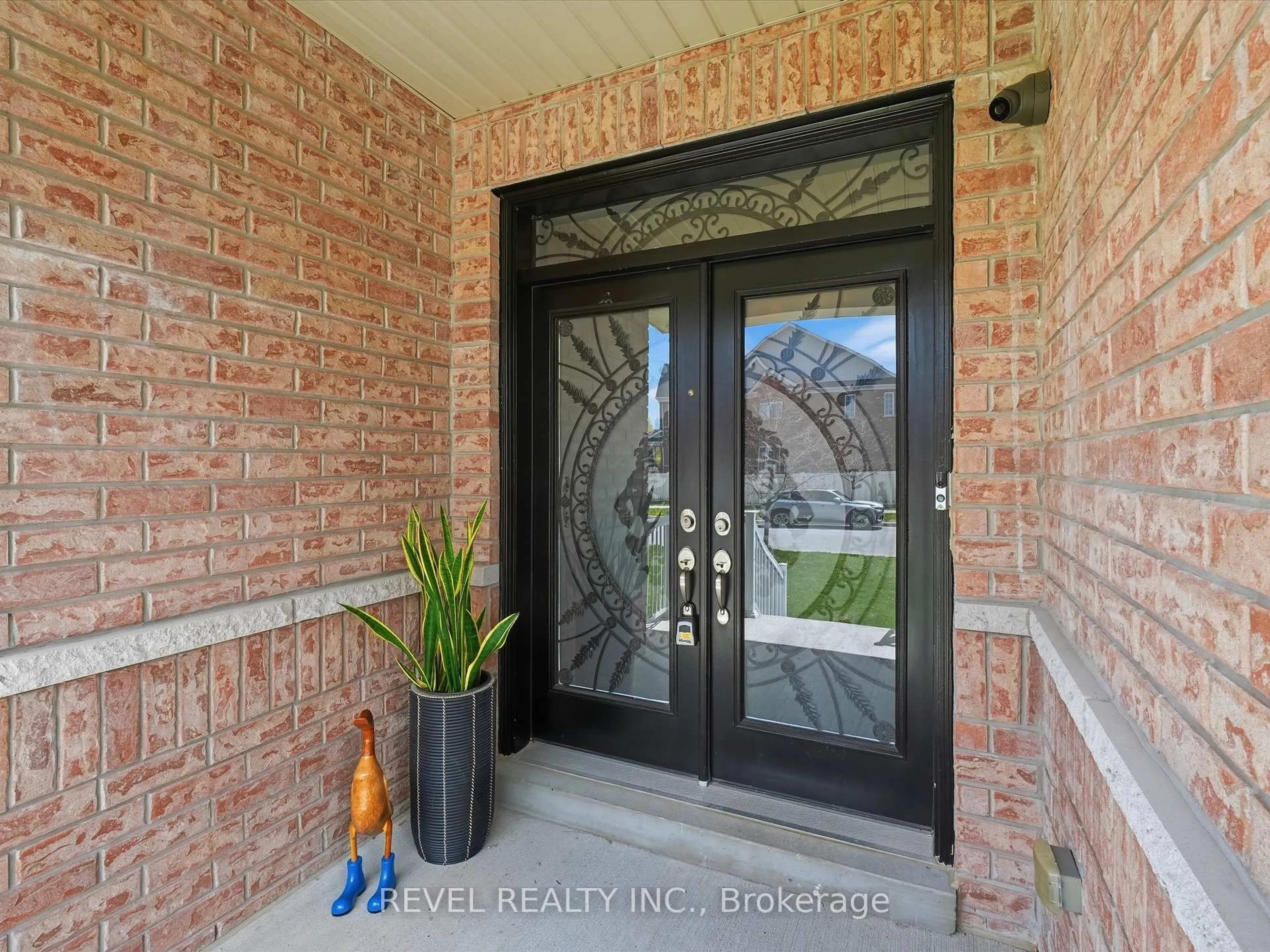 Indoor entryway for 17 Mount Cres, Essa Ontario L3W 0N4