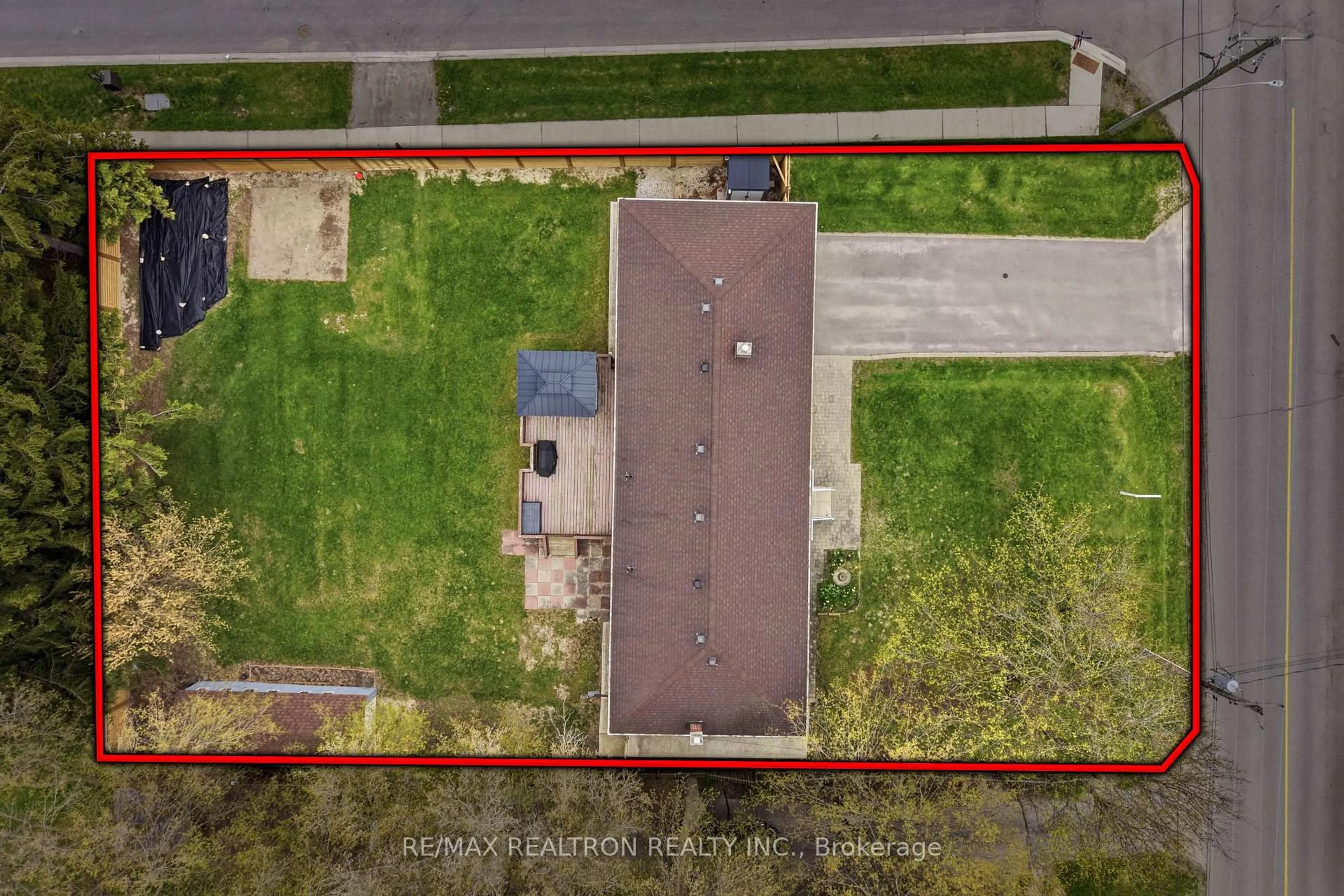 A pic from outside/outdoor area/front of a property/back of a property/a pic from drone, street for 4392 Line 7 Line, Bradford West Gwillimbury Ontario L0G 1B0
