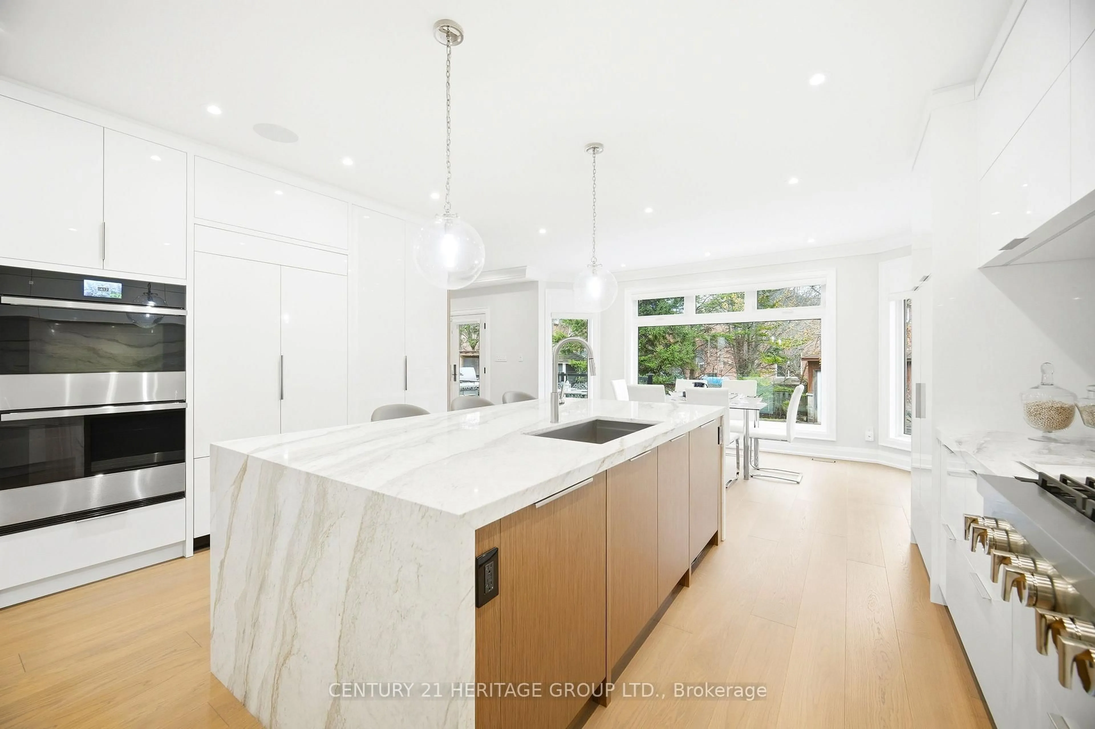 Contemporary kitchen, unknown for 59 Estate Garden Dr, Richmond Hill Ontario L4E 3V5