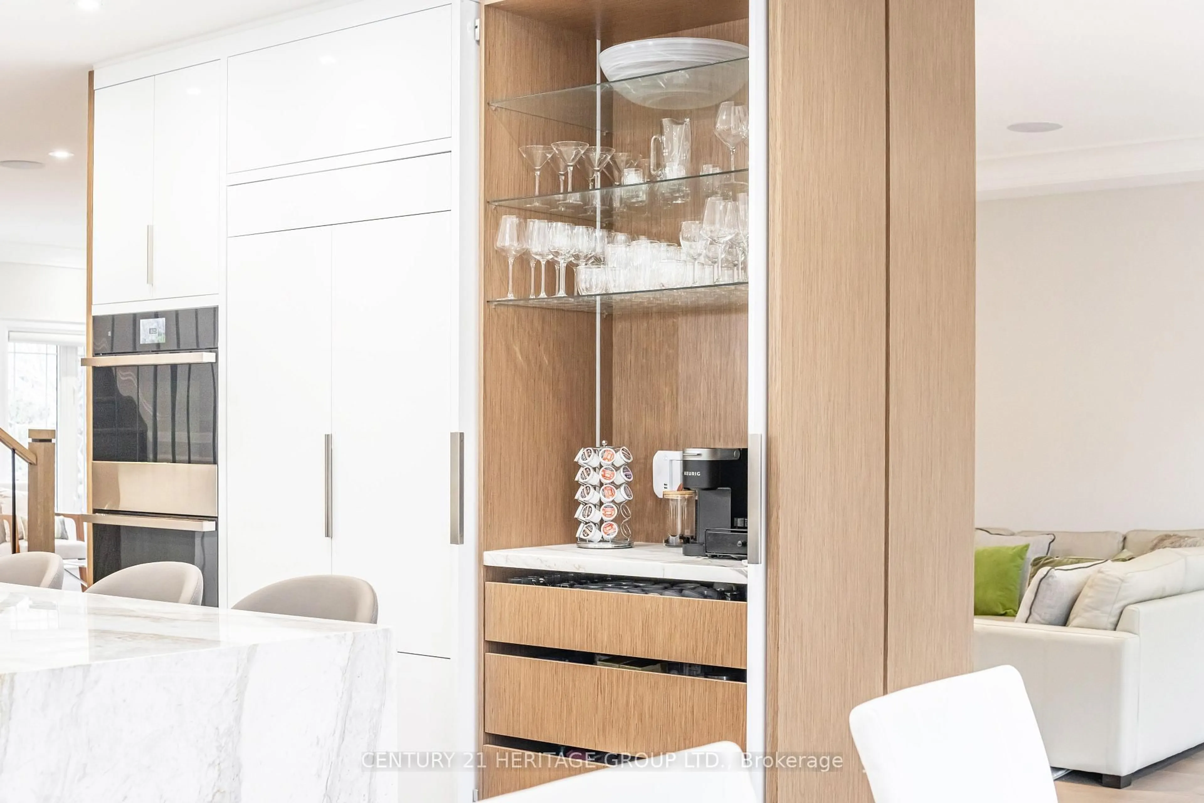 Contemporary kitchen, wood/laminate floor for 59 Estate Garden Dr, Richmond Hill Ontario L4E 3V5
