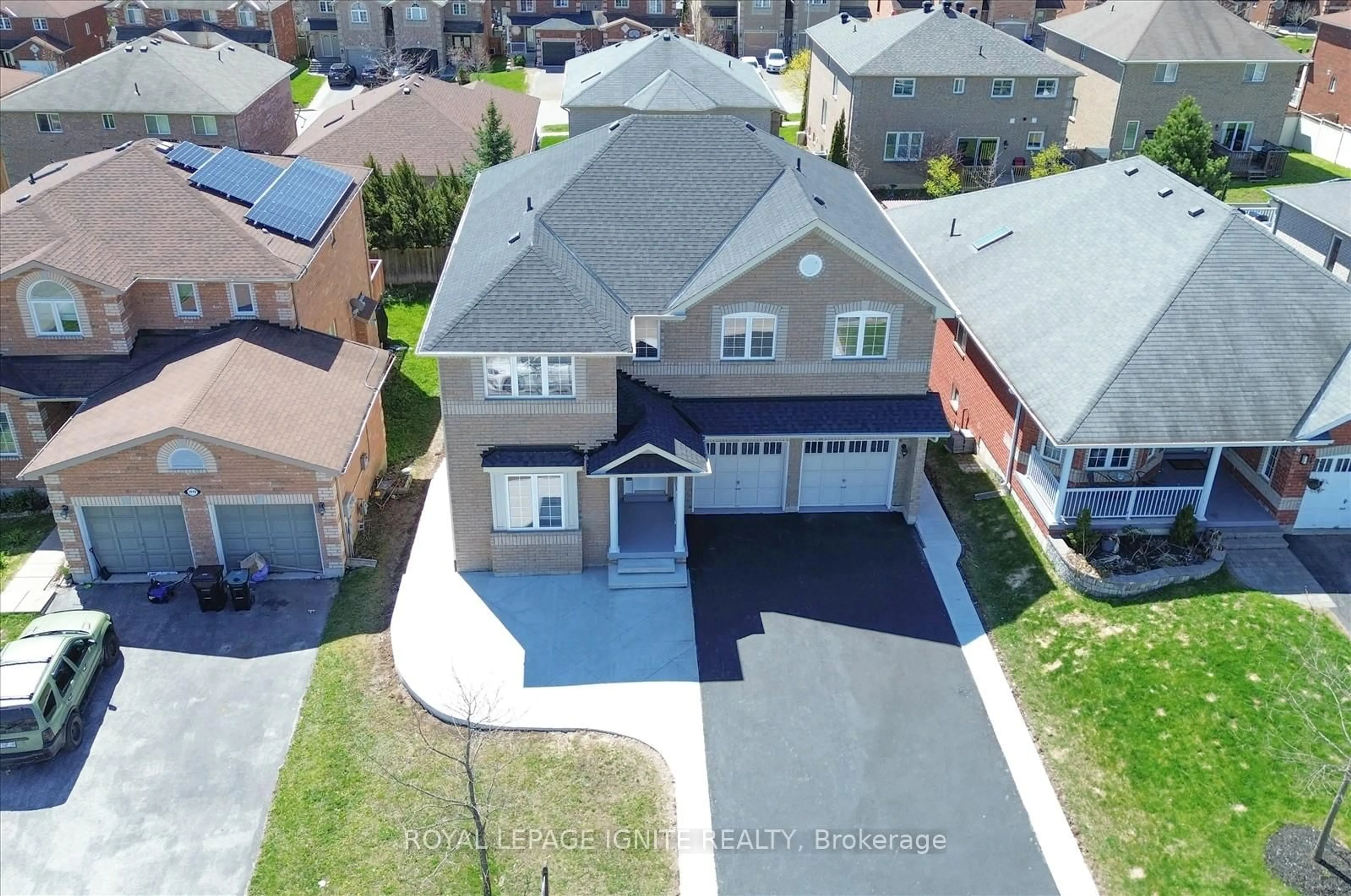 A pic from outside/outdoor area/front of a property/back of a property/a pic from drone, street for 1447 Bassingthwaite Crt, Innisfil Ontario L9S 0E1