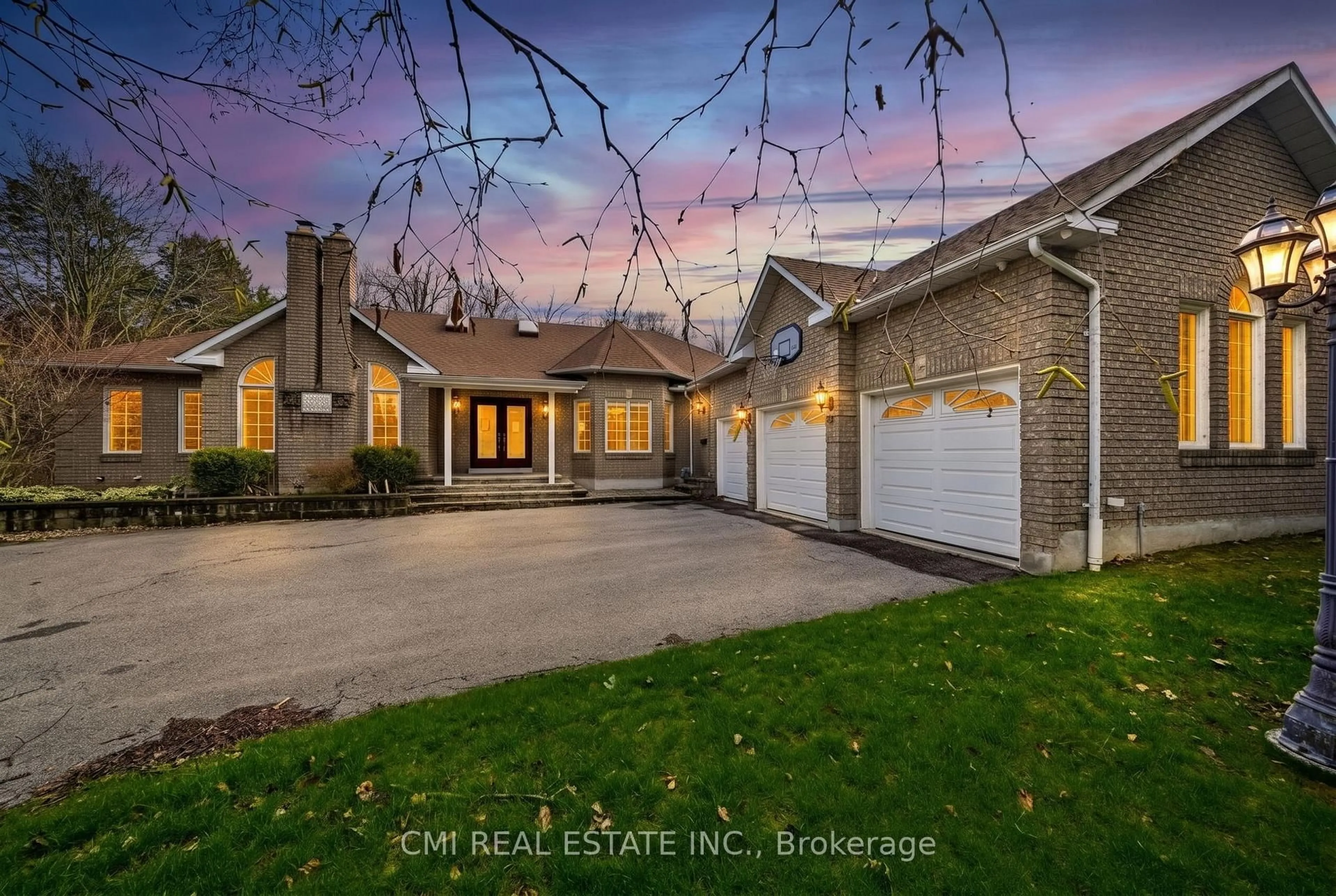 A pic from outside/outdoor area/front of a property/back of a property/a pic from drone, street for 15 Treegrove Circ, Aurora Ontario L4G 6M1