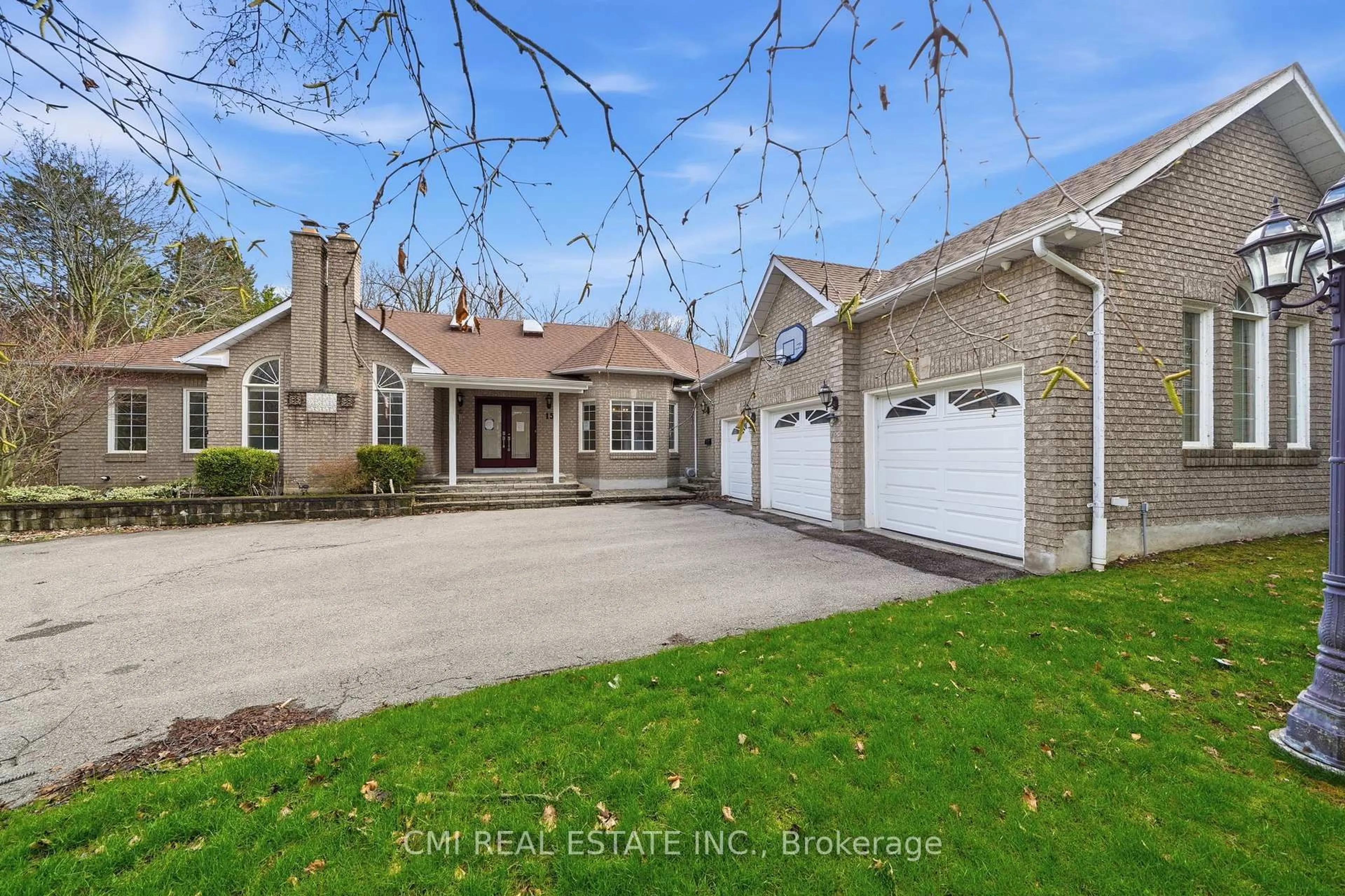 A pic from outside/outdoor area/front of a property/back of a property/a pic from drone, street for 15 Treegrove Circ, Aurora Ontario L4G 6M1