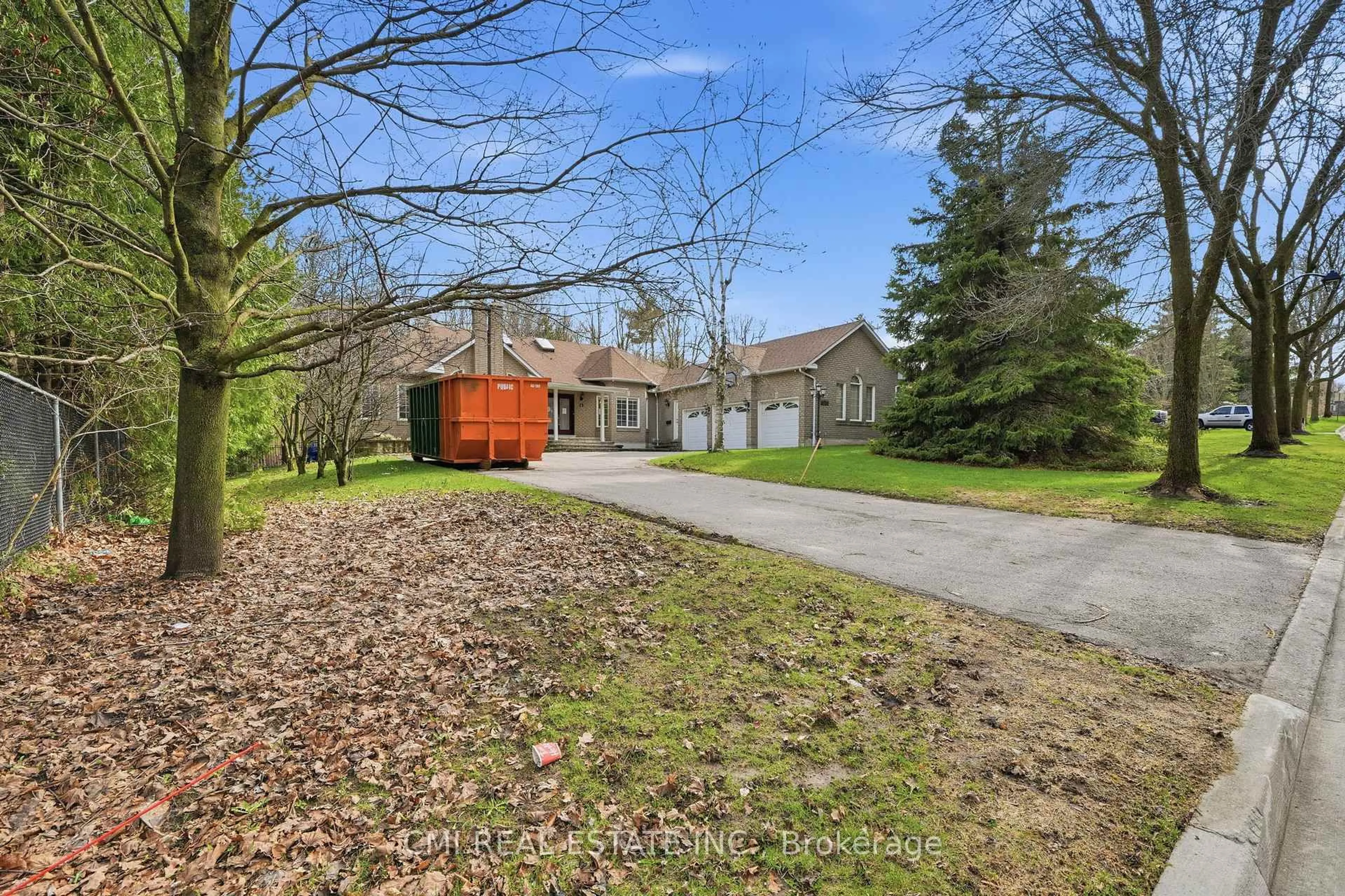 A pic from outside/outdoor area/front of a property/back of a property/a pic from drone, street for 15 Treegrove Circ, Aurora Ontario L4G 6M1