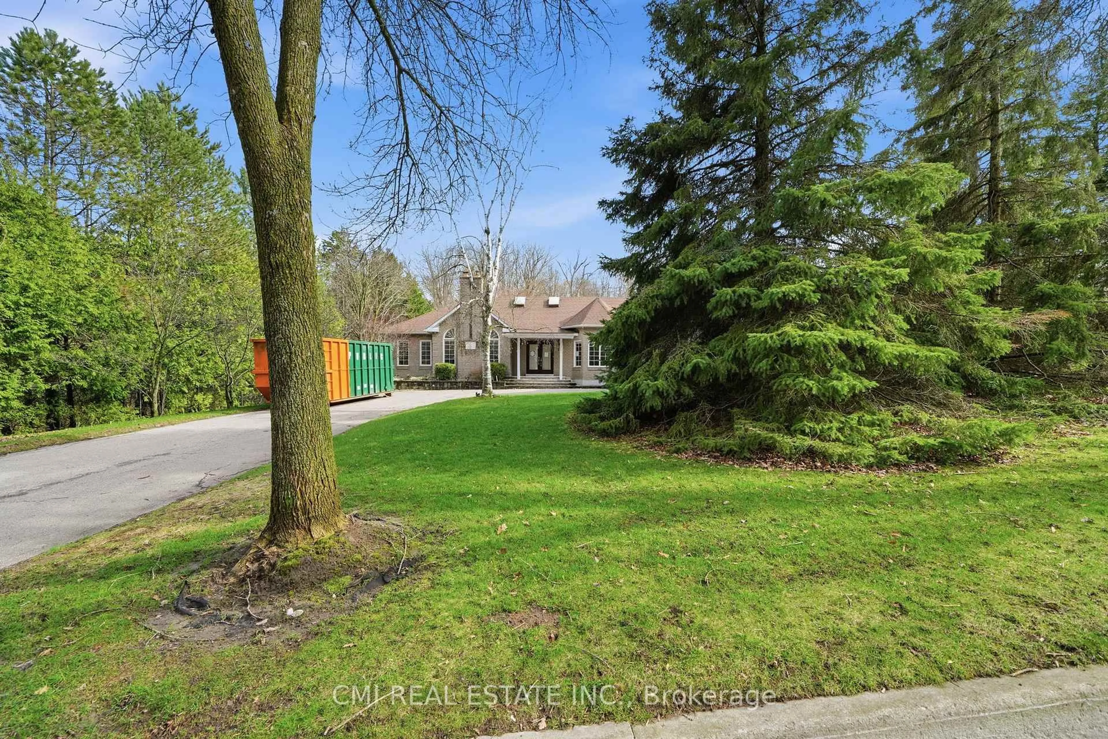 A pic from outside/outdoor area/front of a property/back of a property/a pic from drone, street for 15 Treegrove Circ, Aurora Ontario L4G 6M1